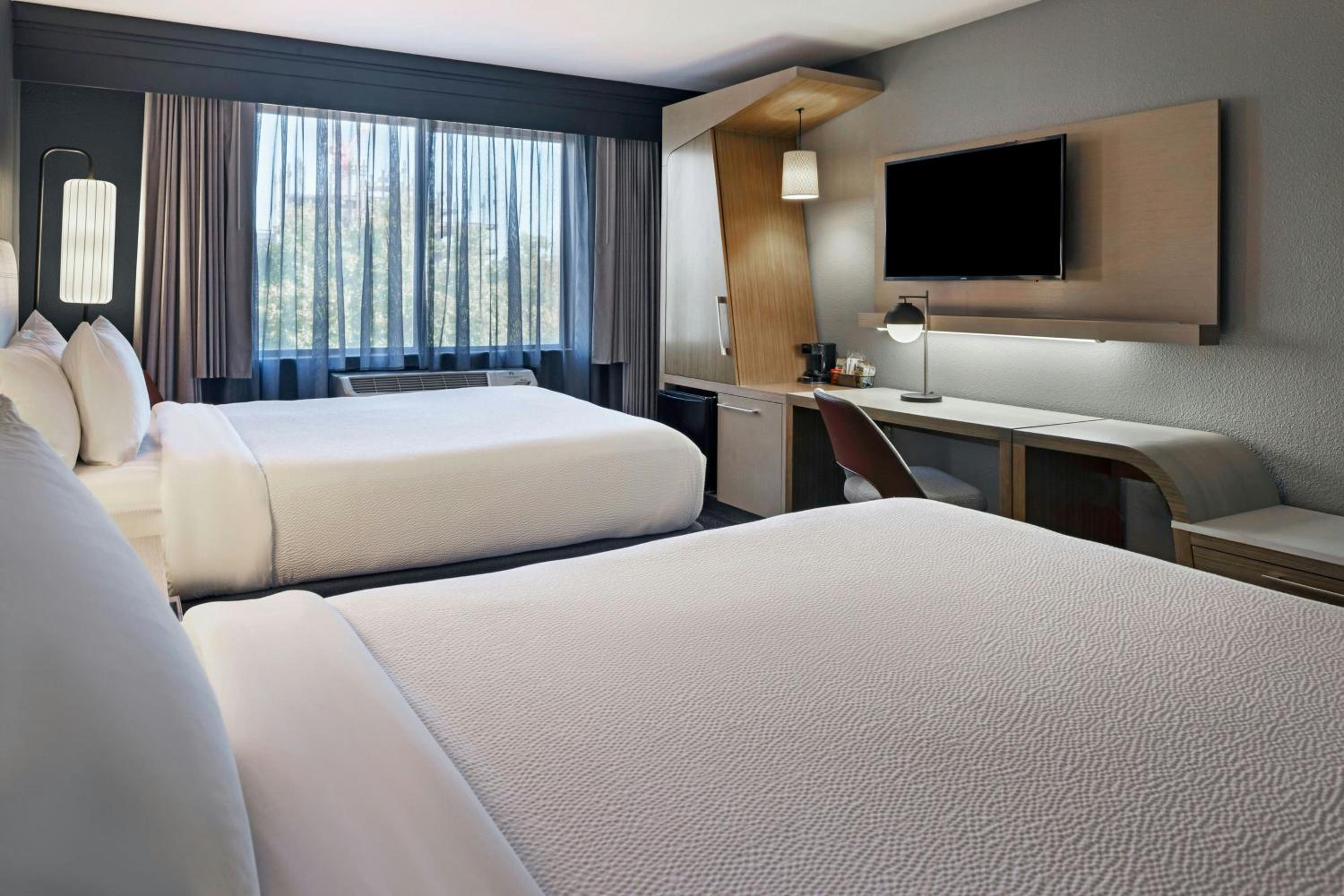 Queen Room with Two Queen Beds - Hearing Accessible - Photo 3