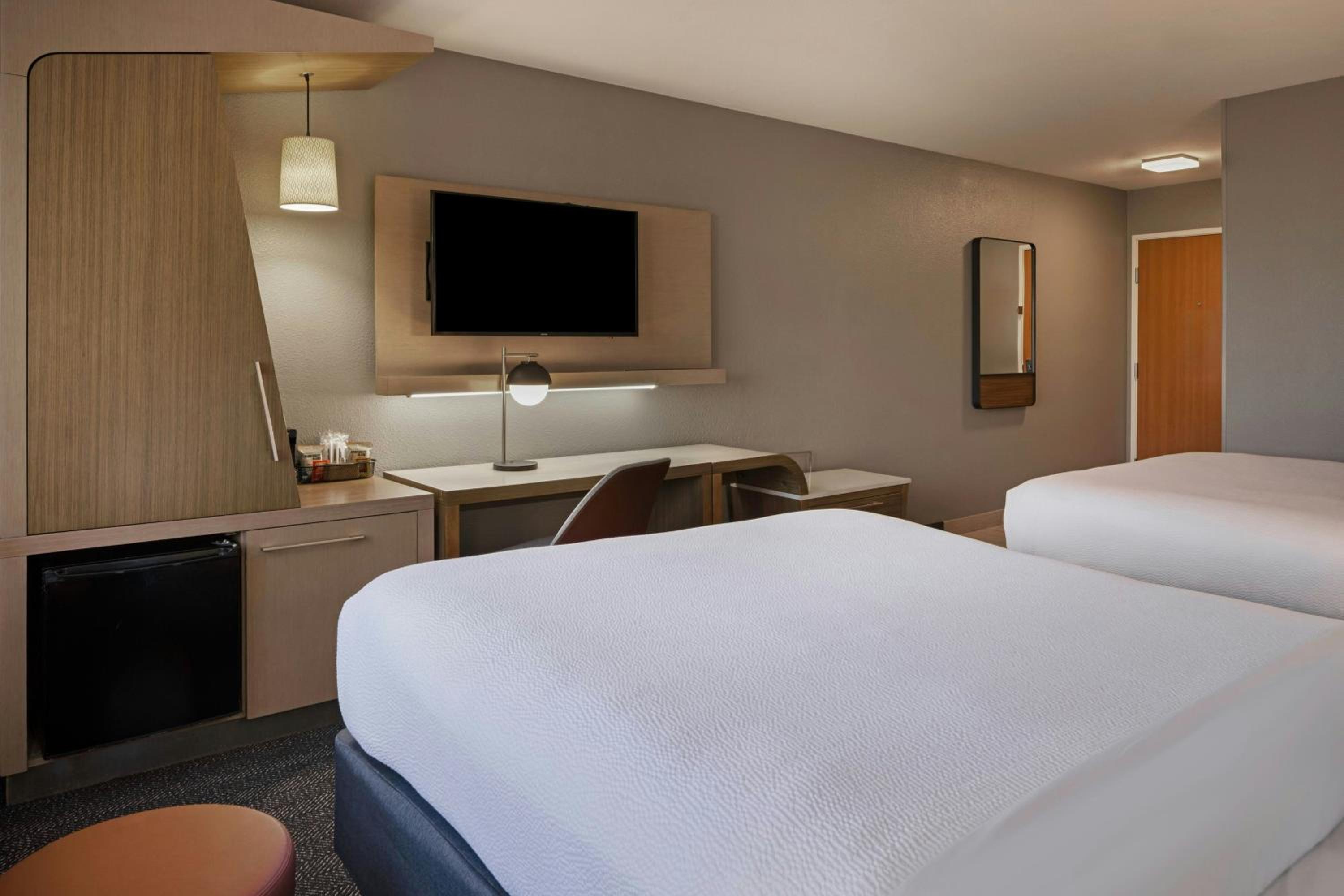Queen Room with Two Queen Beds - Hearing Accessible - Photo 4