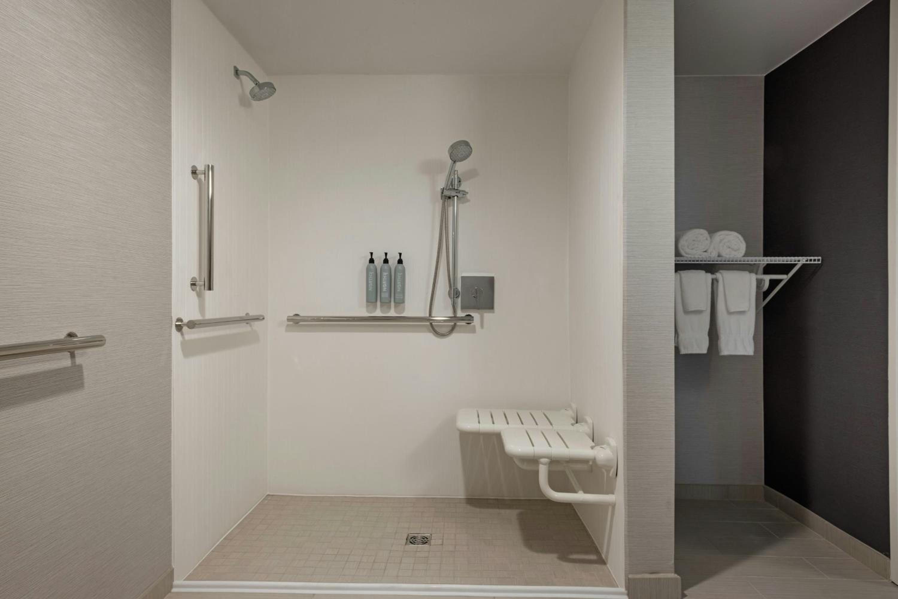 Queen Room with Two Queen Beds and Adapted Tub - Mobility and Hearing Accessible - Photo 3