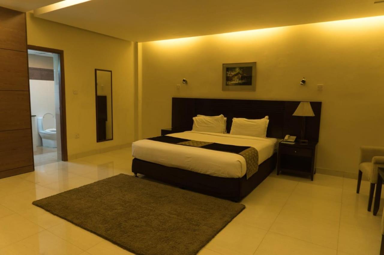 Executive Suite - Photo 3