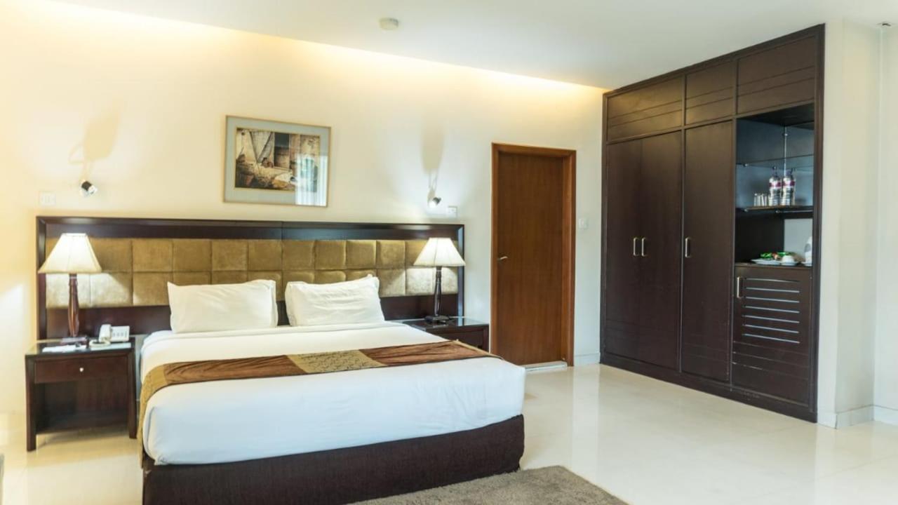 Executive Suite - Photo 5