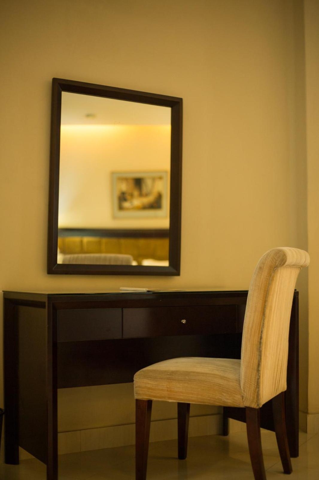 Executive Suite - Photo 6