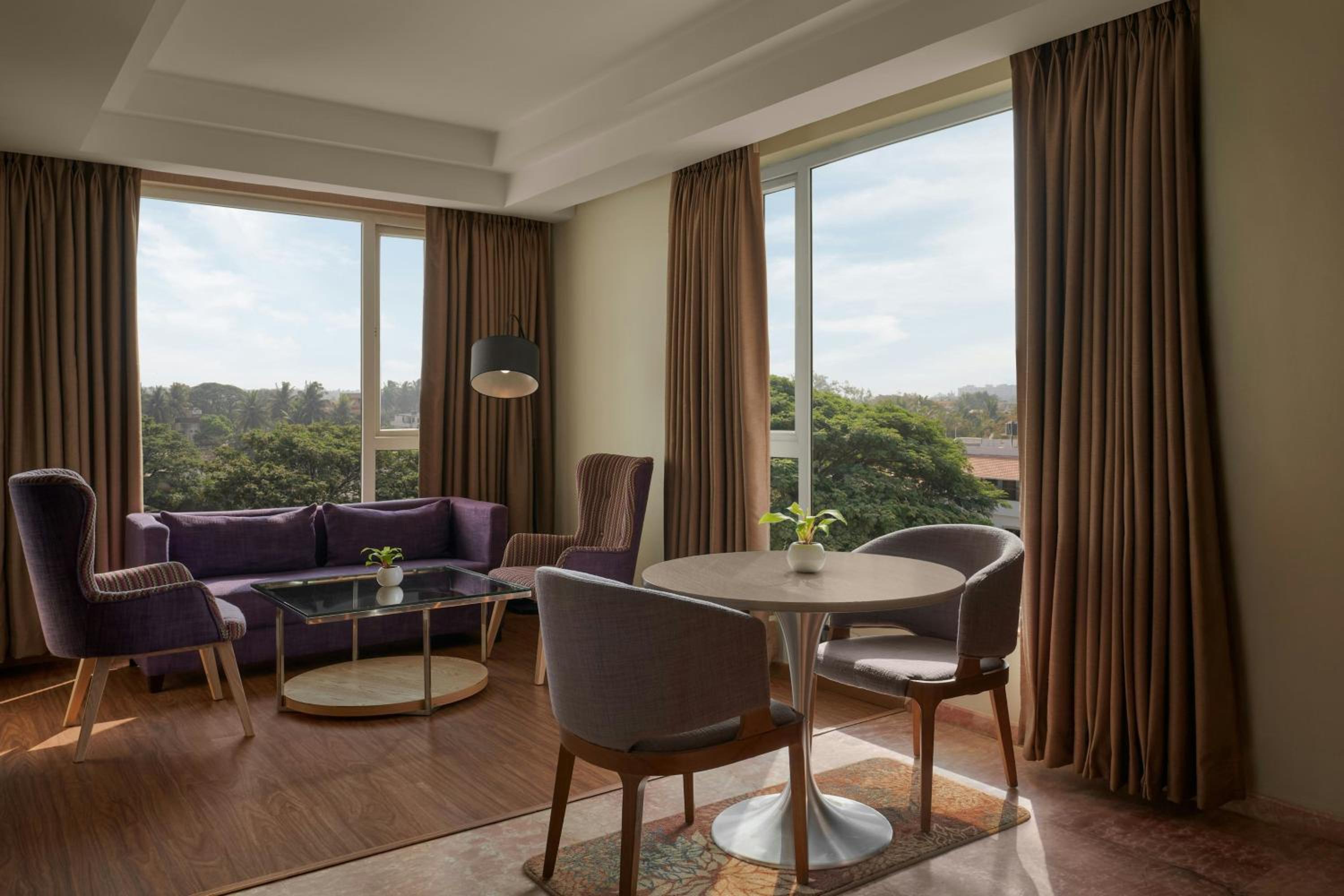Hazel King Suite with City View - Photo 1