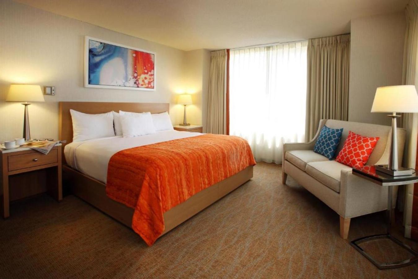 NORTH DELUXE ROOM 1 KING NON-SMOKING - Photo 2