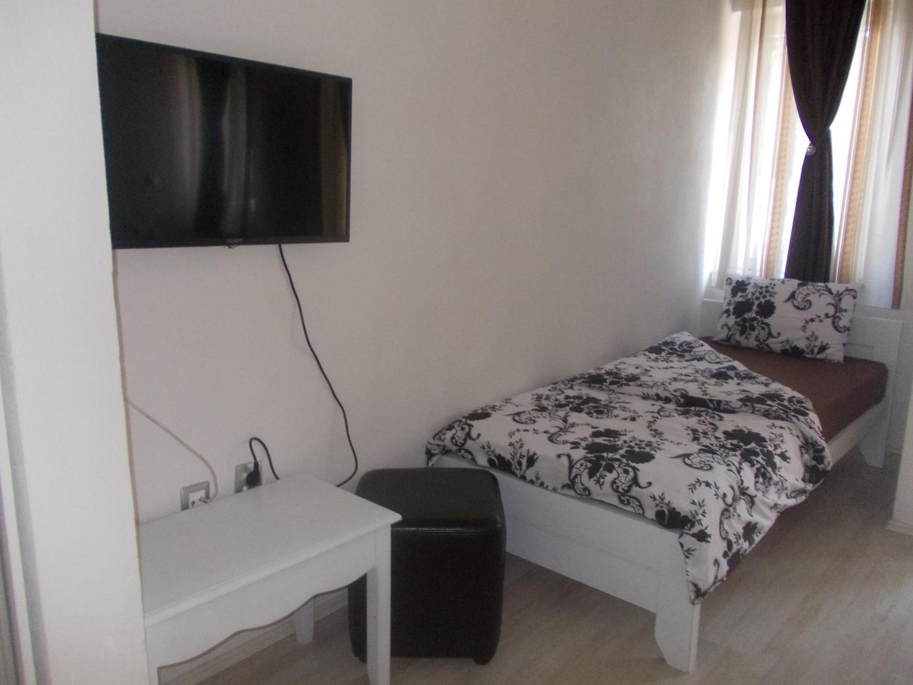 One-Bedroom Apartment - Photo 1