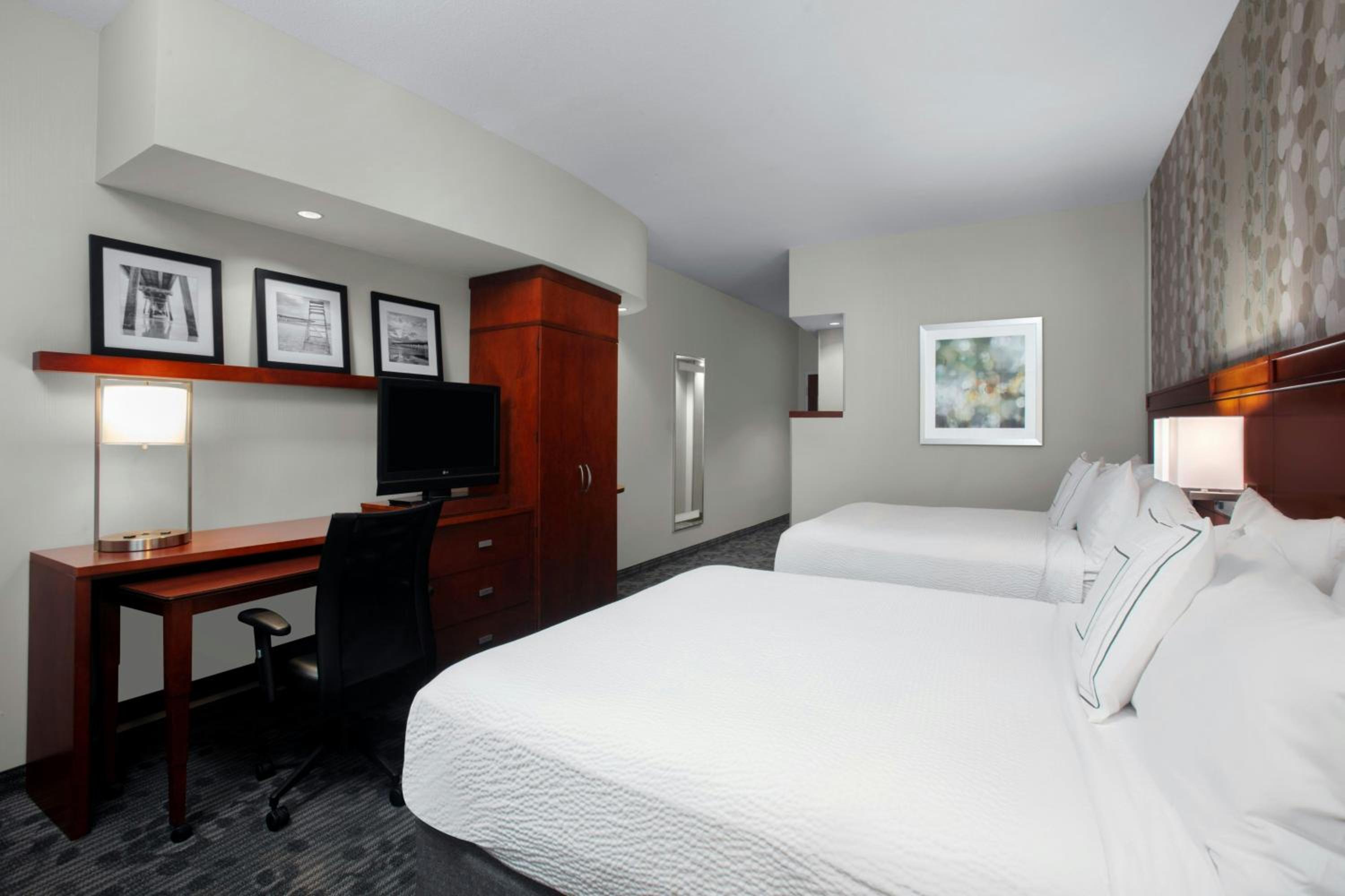 Queen Room with Two Queen Beds and Sofa Bed - Photo 6