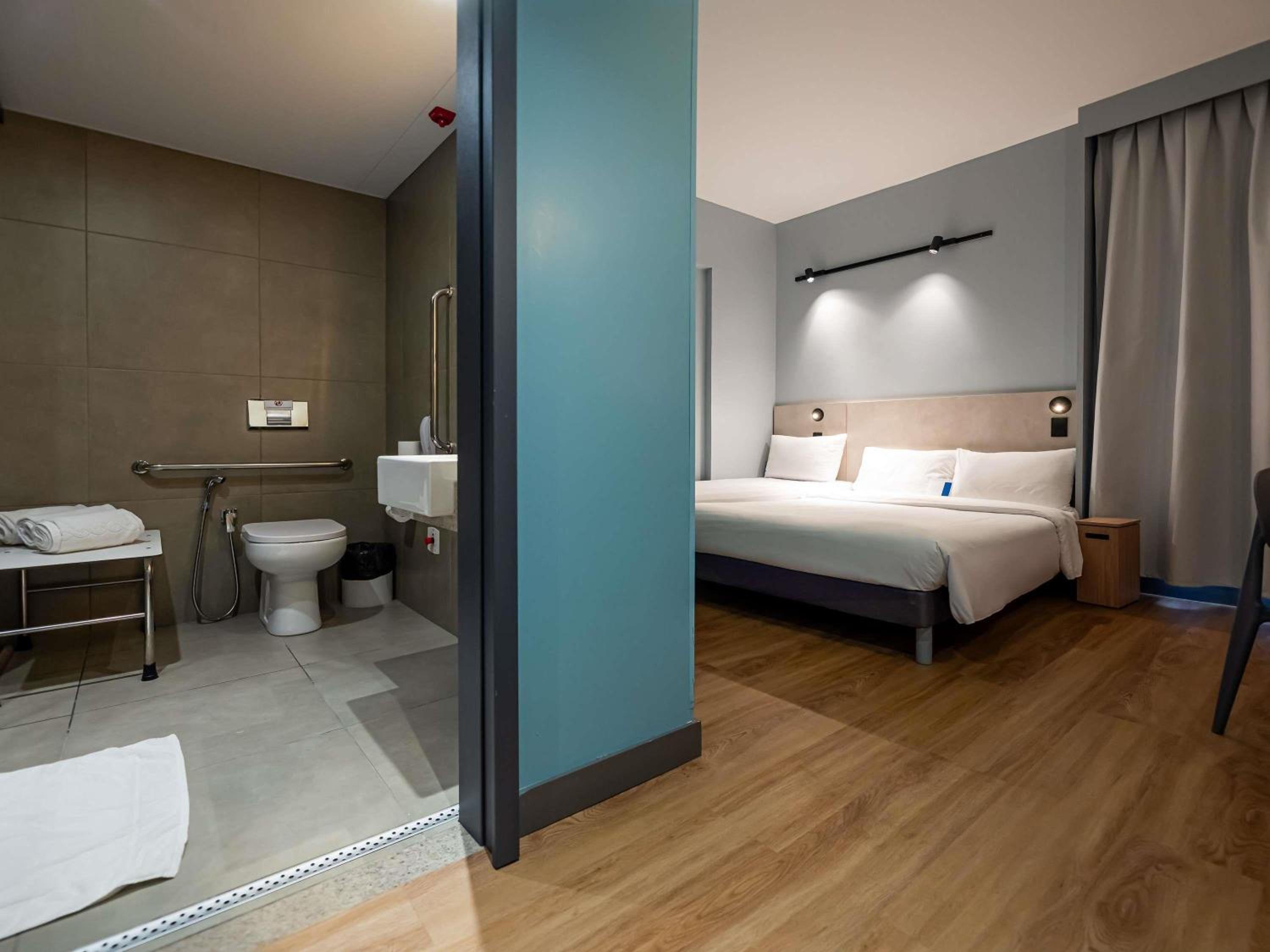 Standard Room with One Double Bed and One Single Bed - Mobility Access photo 2