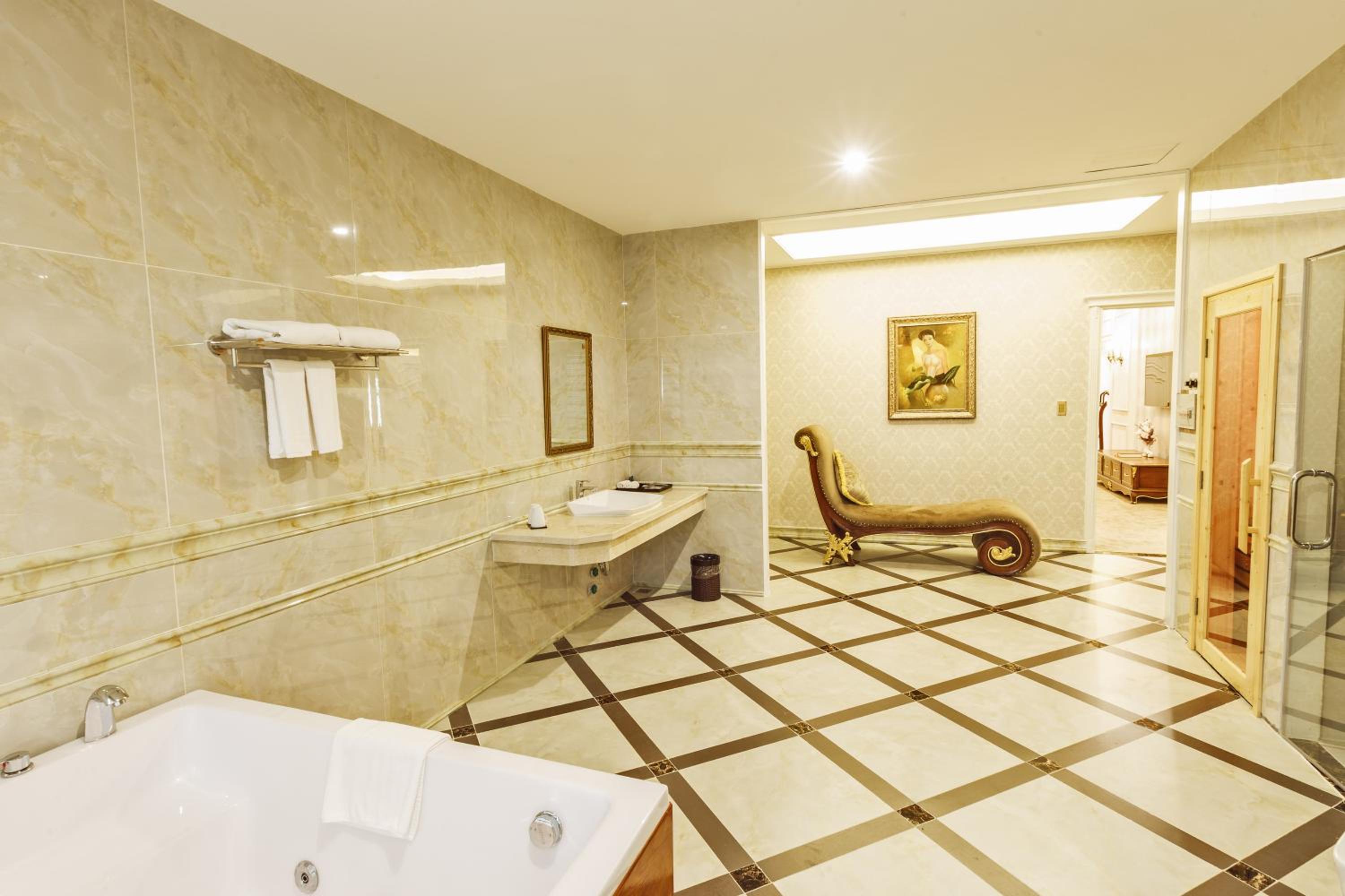 Queen Room with Spa Bath