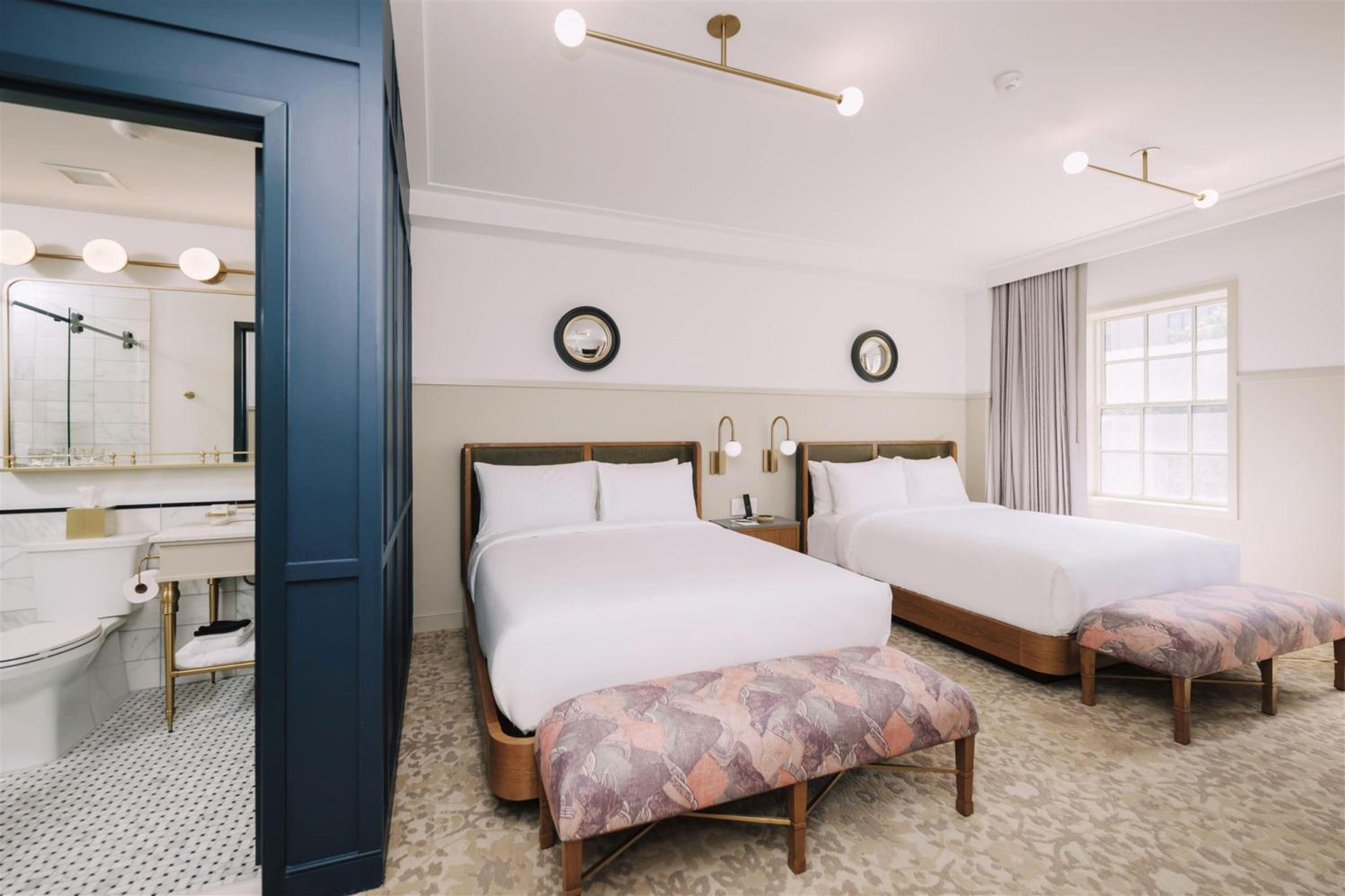 Deluxe Queen Room with Two Queen Beds (Non Smoking) photo 2