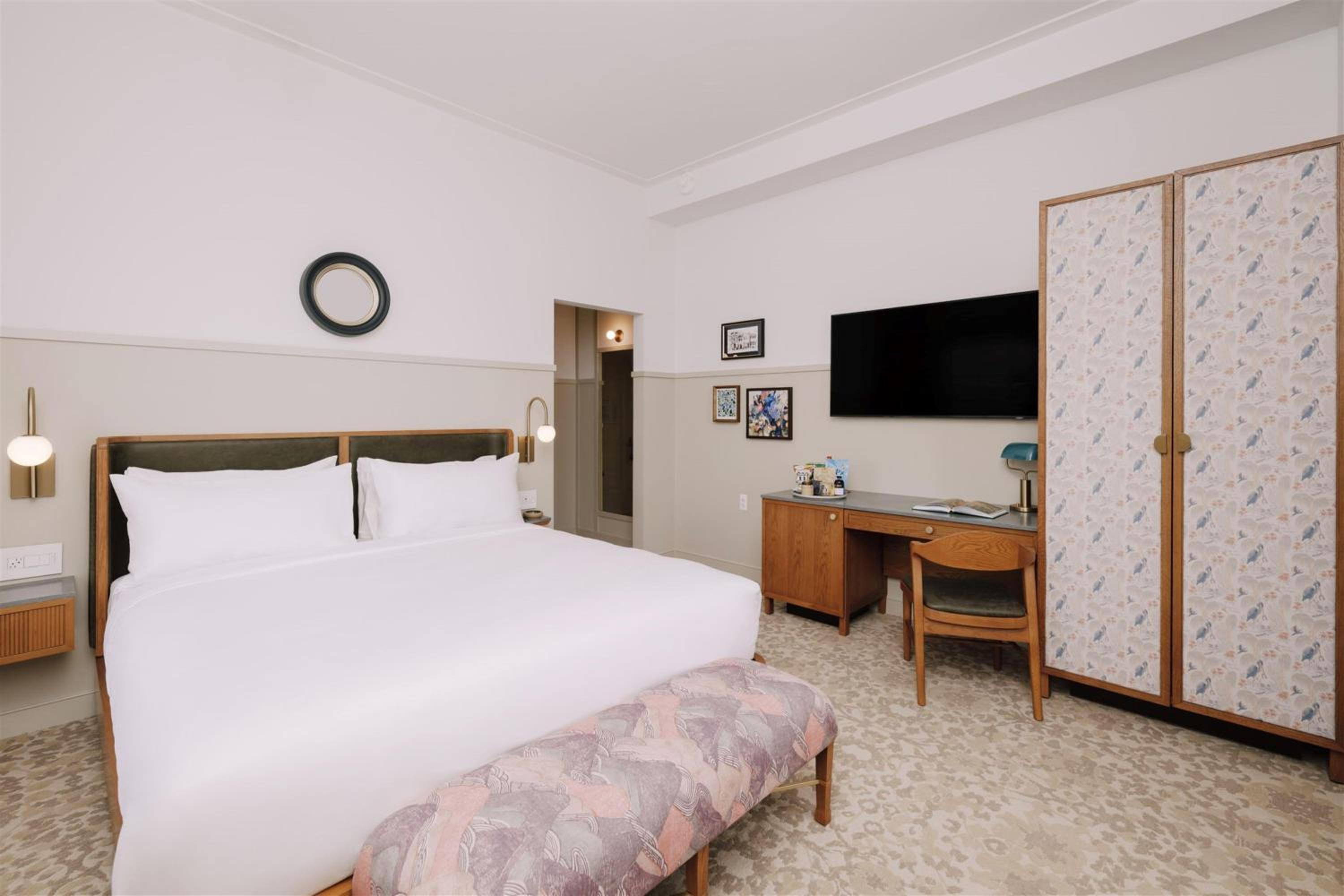Guest Room with One King Bed (Non Smoking) photo 2