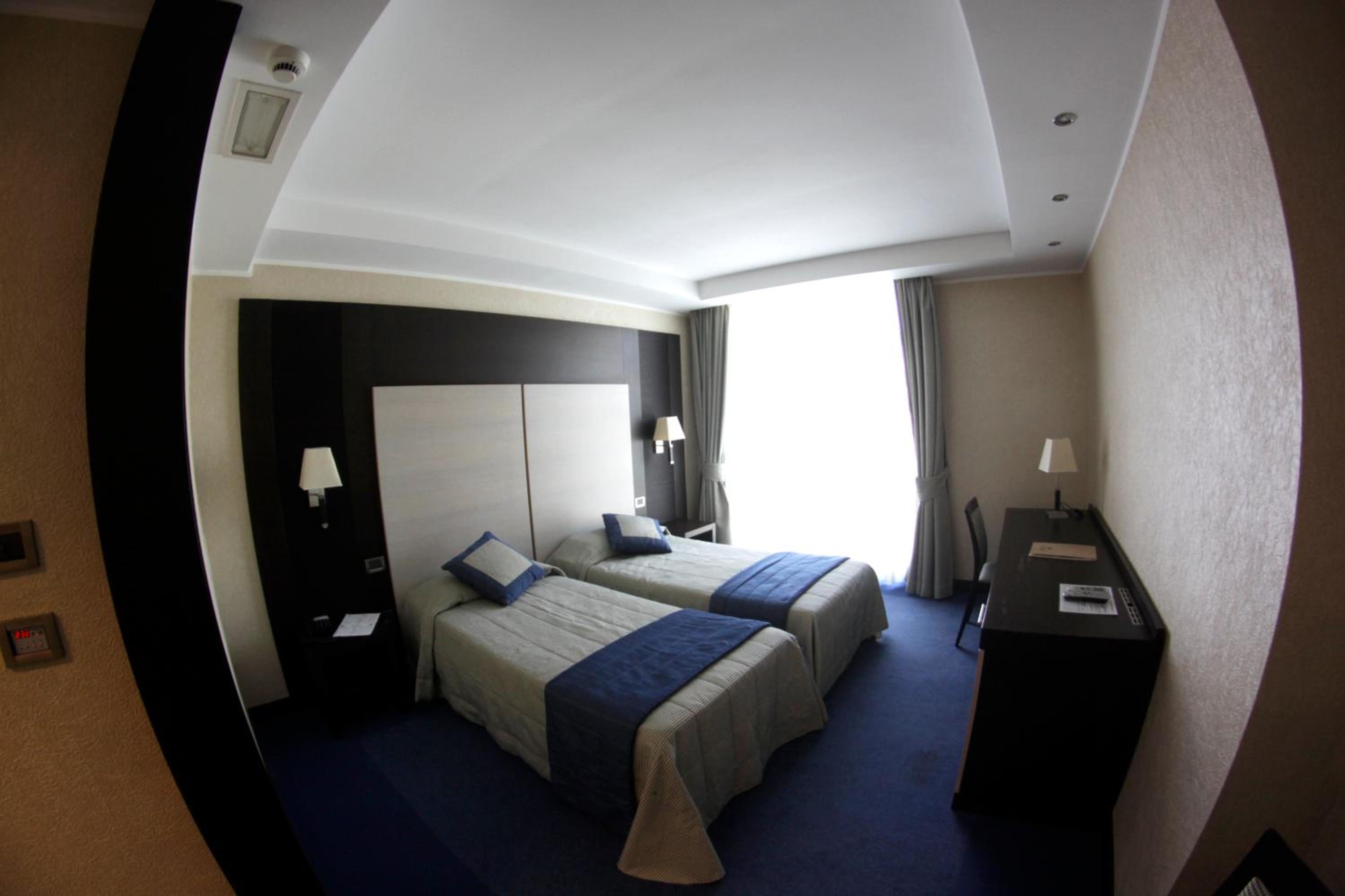 Twin Room - Photo 3