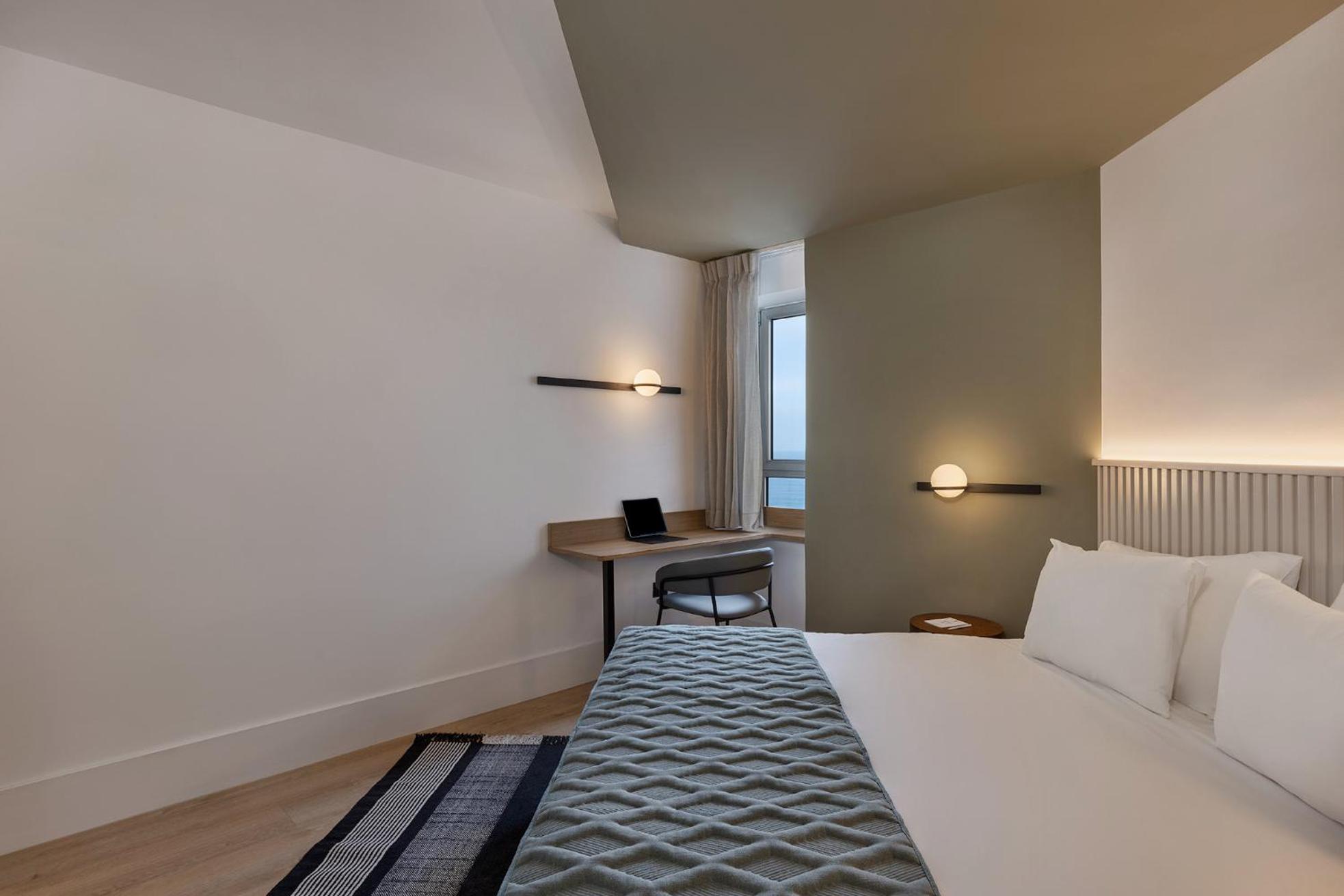 SUPERIOR CORNER ROOM - Photo 2