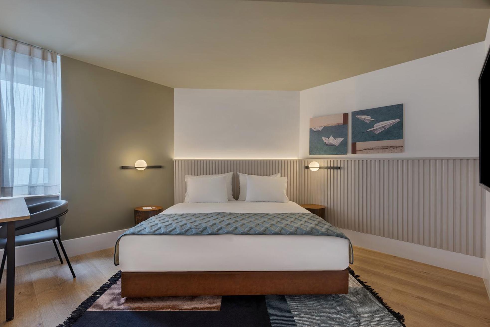 SUPERIOR CORNER ROOM - Photo 3
