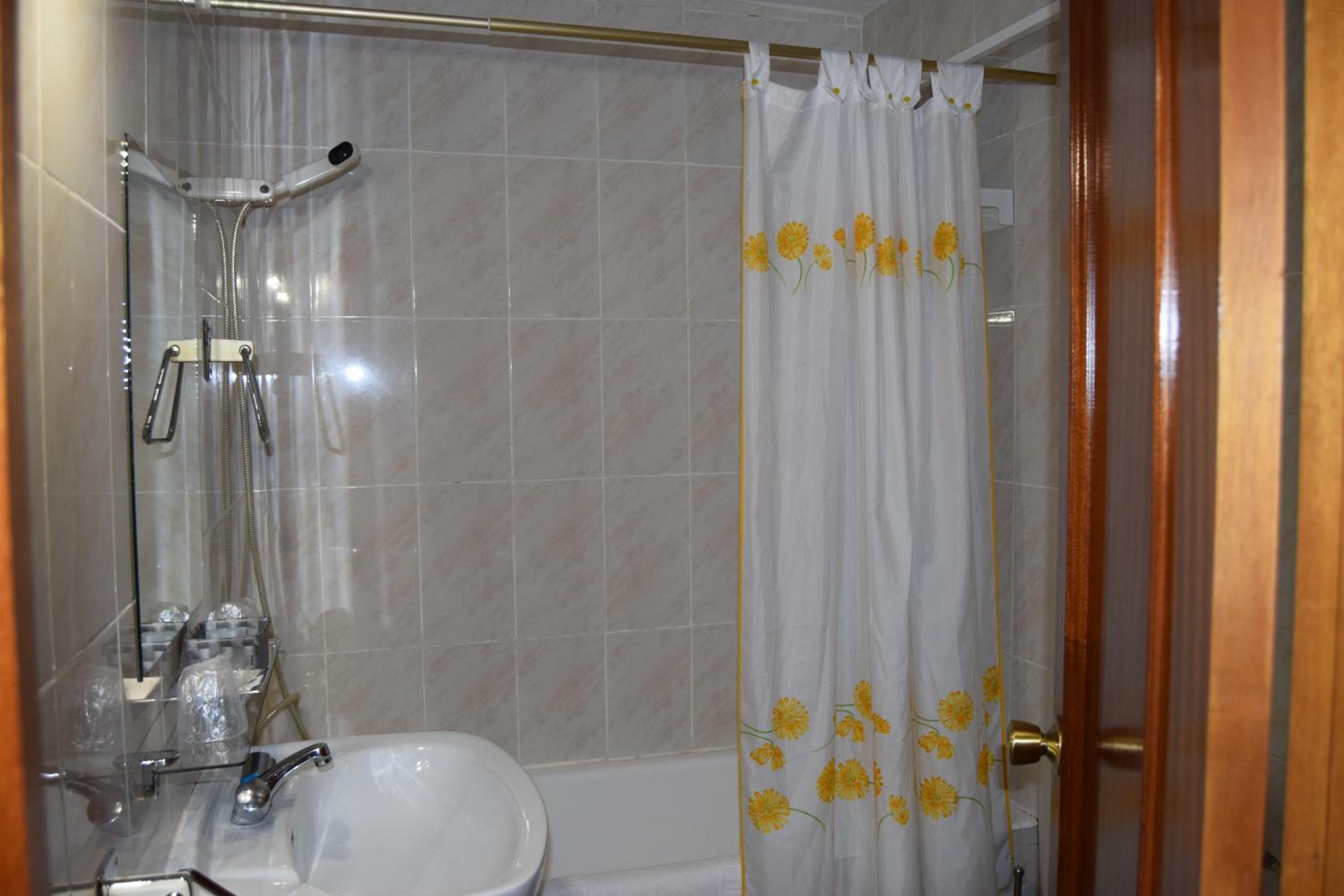 Twin Room with Extra Bed - Photo 2