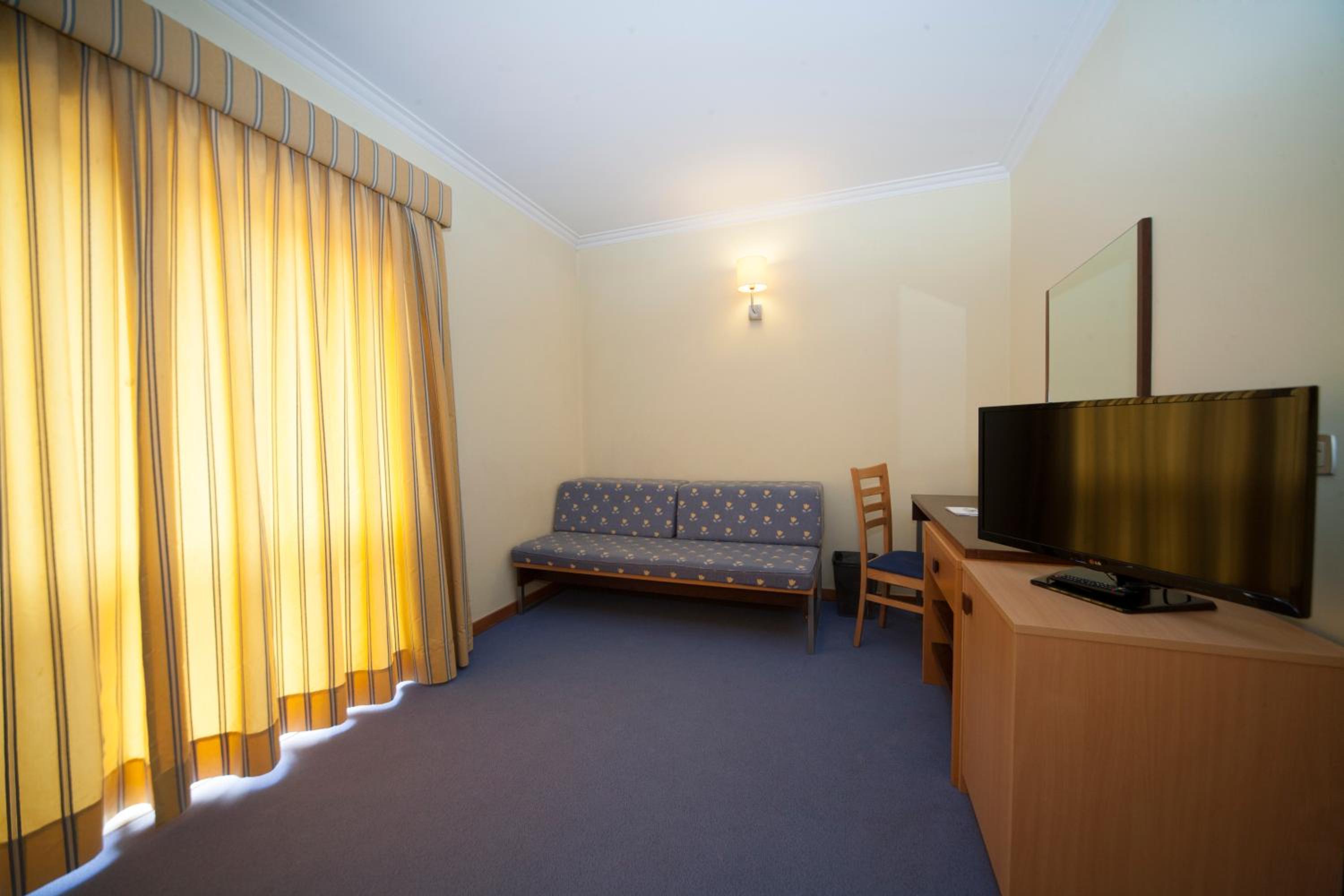 Family Room with Free Health Club Access (4 Adults) - Photo 7