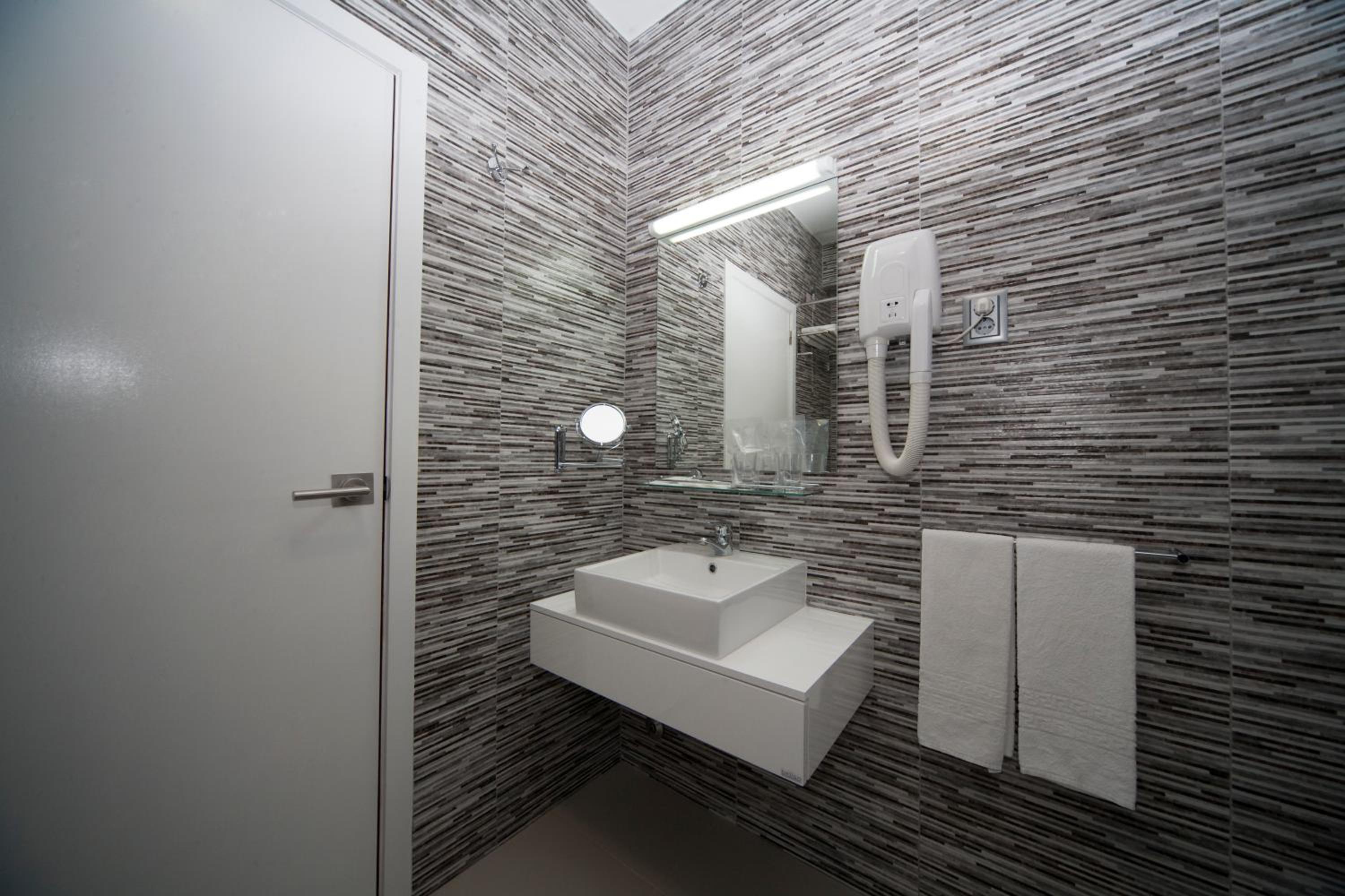 Family Room with Free Health Club Access (4 Adults) - Photo 8
