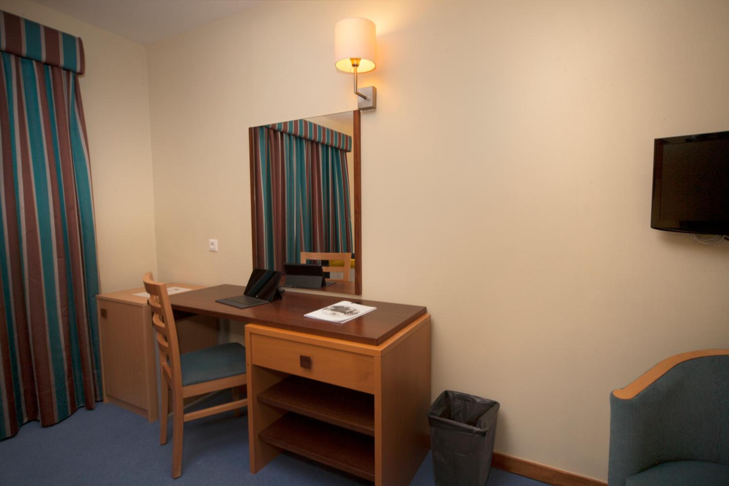 Twin Room with Free Health Club Access - Photo 7