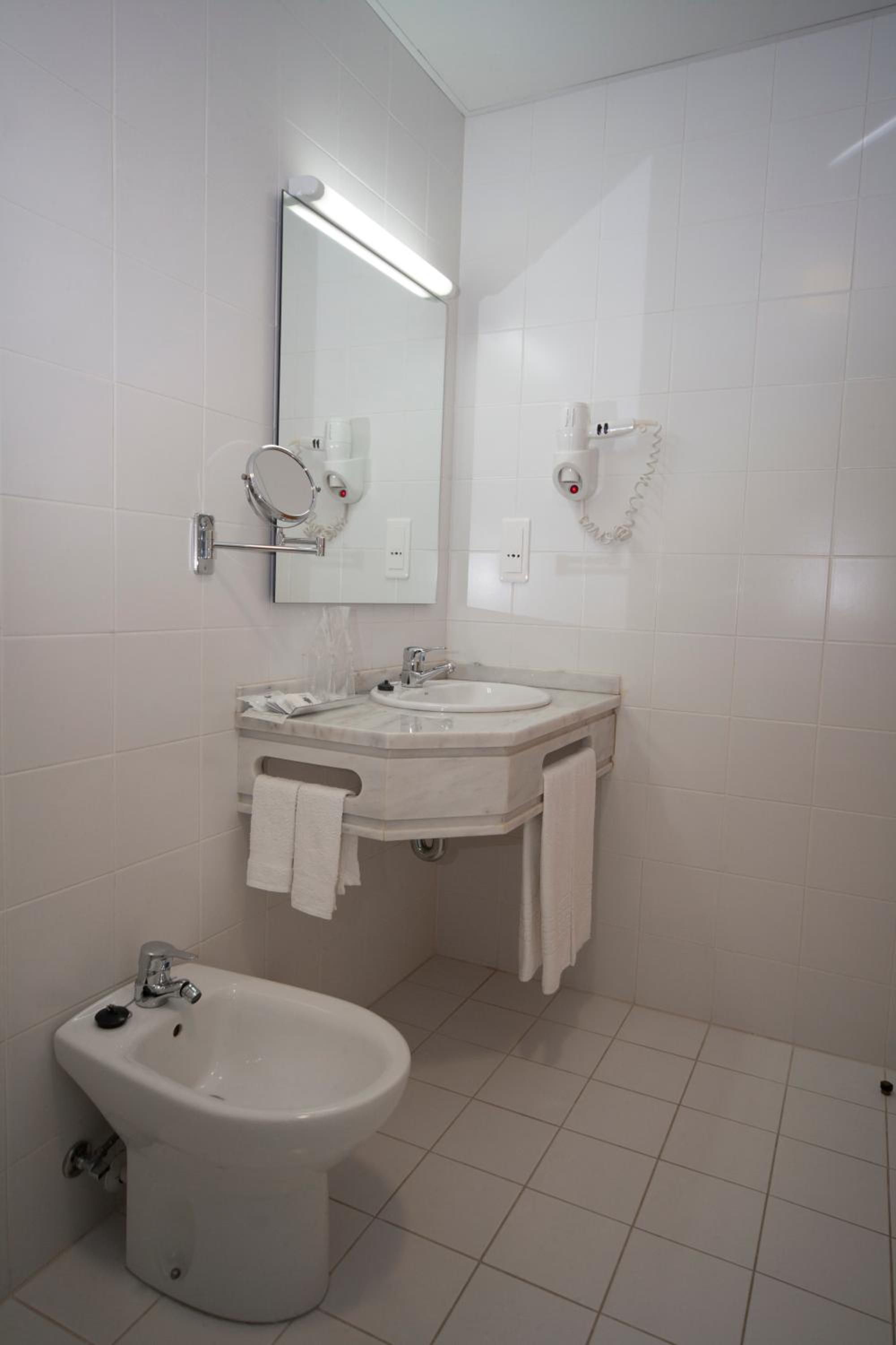 Twin Room with Free Health Club Access - Photo 8