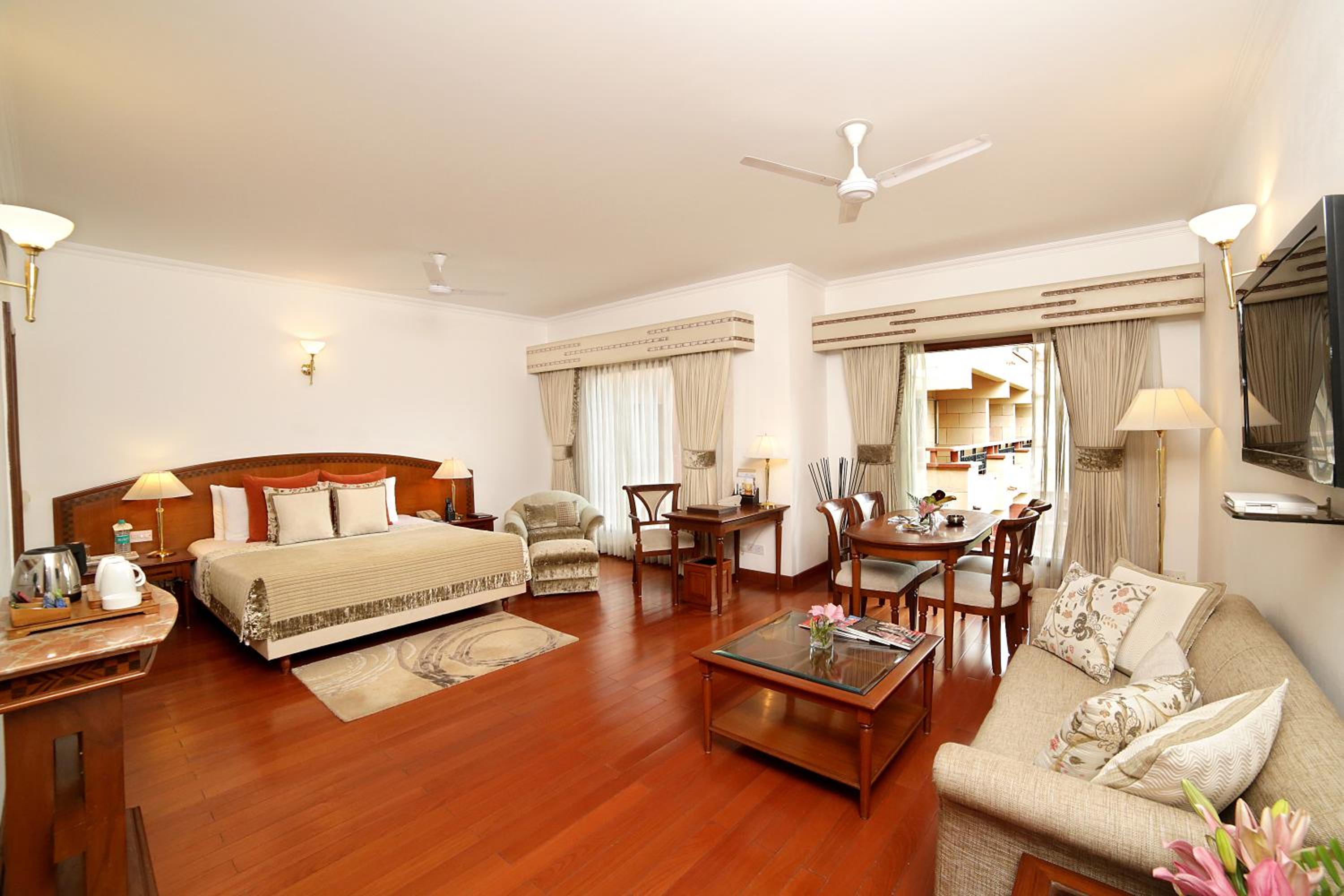 Junior Suite with 10% on food and beverages | 15% off on spa and salon services - Photo 3
