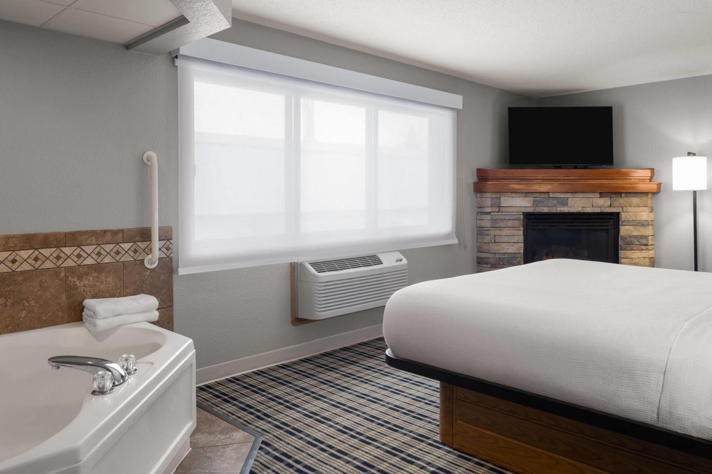 One-Bedroom King Suite - Non-Smoking photo 2