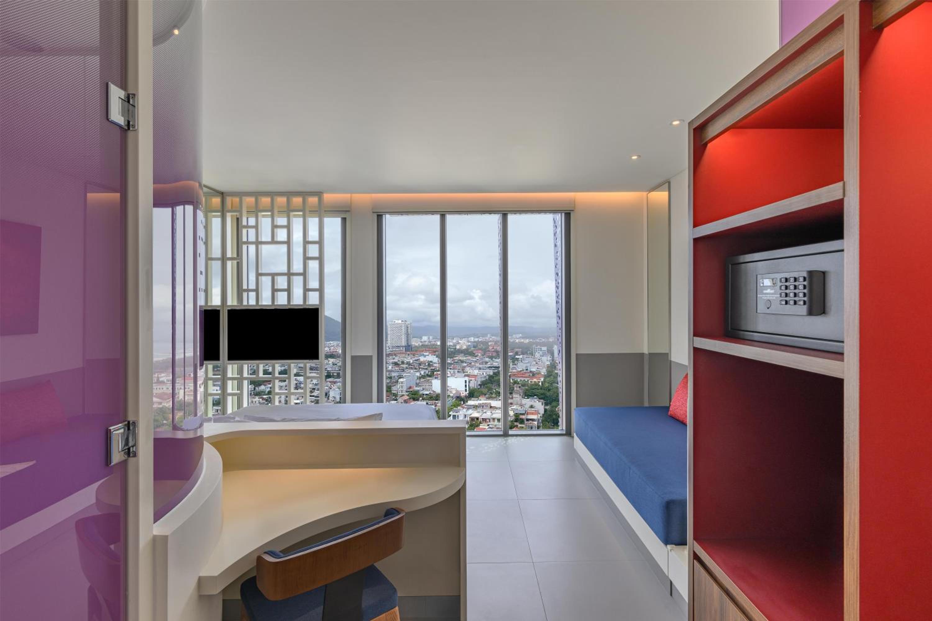 Deluxe King Room with City View - Photo 6