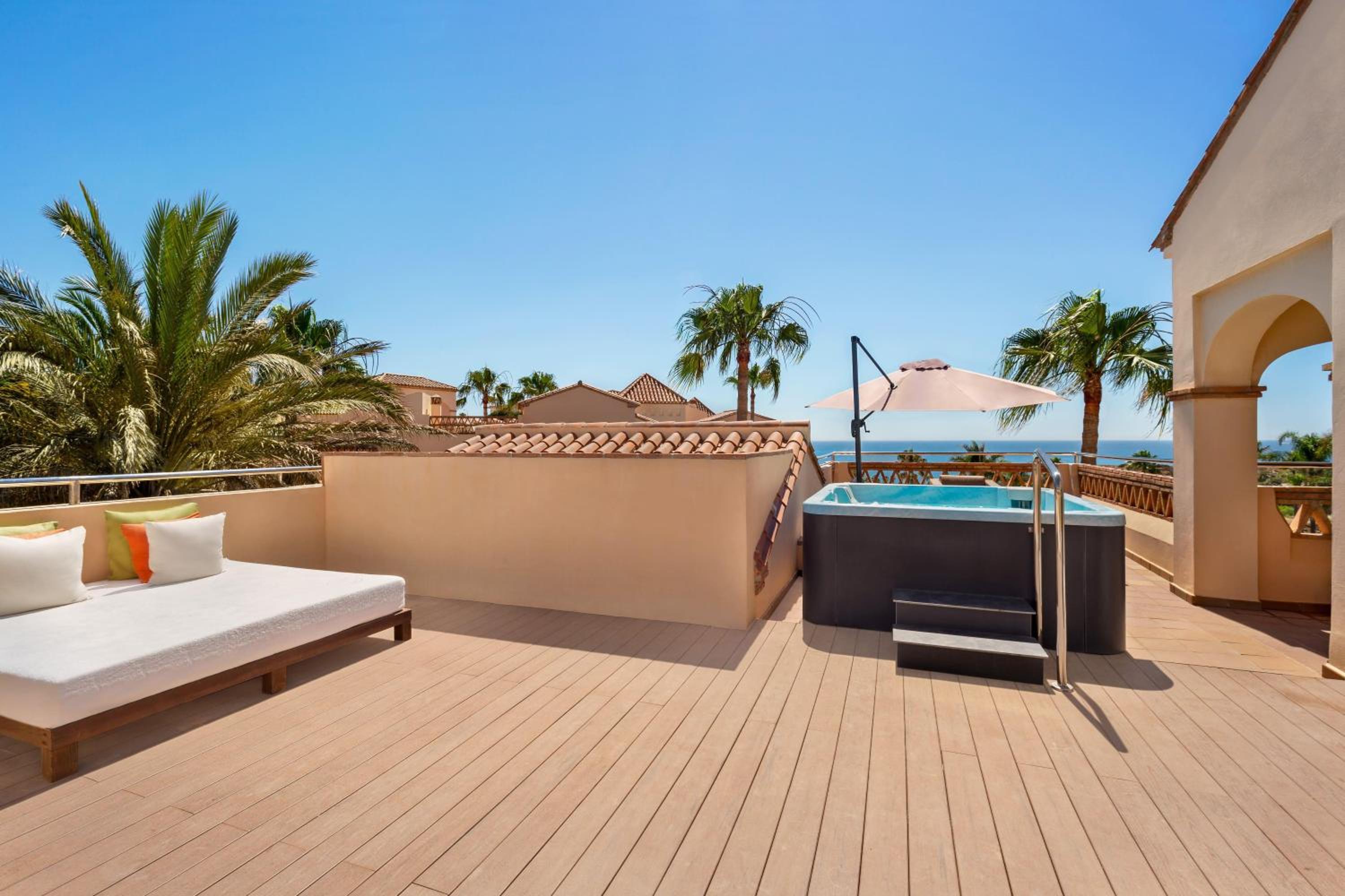 Grand Three-Bedroom Suite with Hot Tub and Sea View