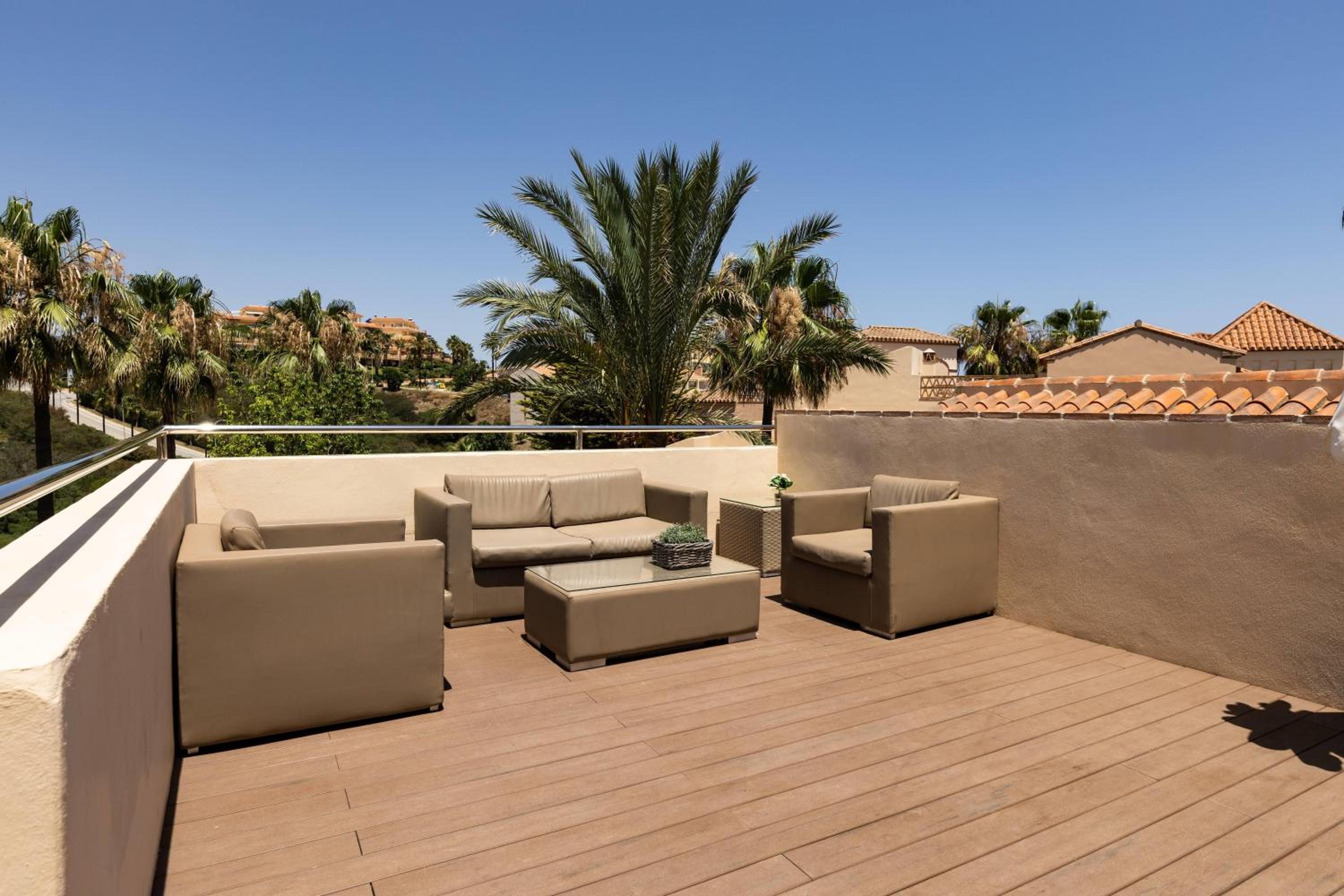 Grand Three-Bedroom Suite with Hot Tub and Sea View thumbnail 5