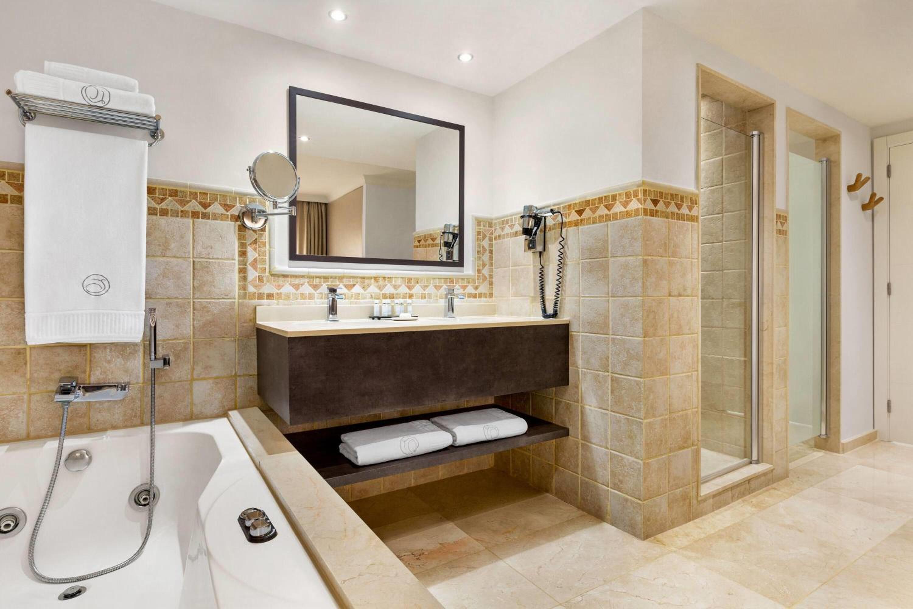 Luxury Two-Bedroom Apartment with Hot Tub and Ocean View