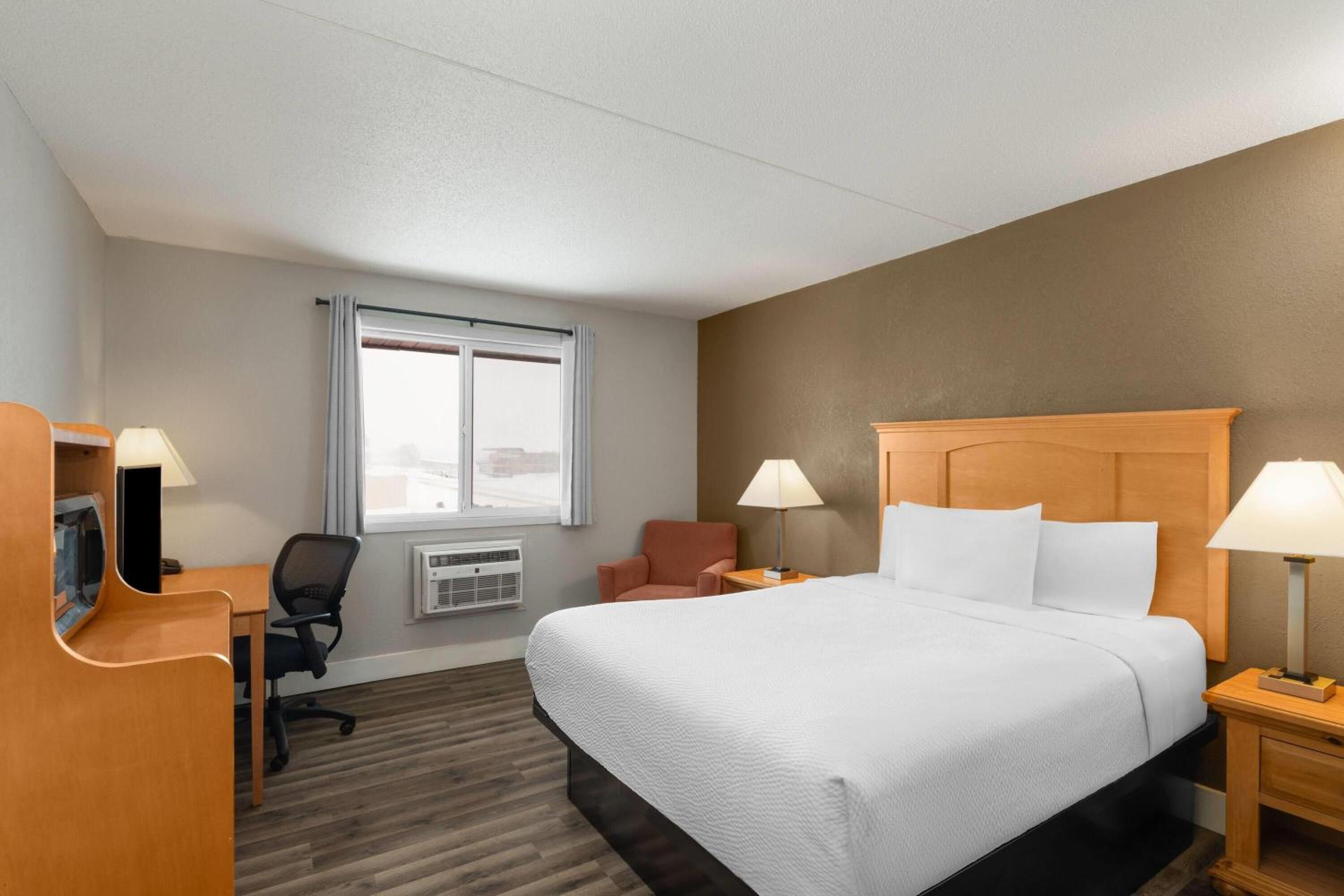 King Room - Non-Smoking - Photo 2