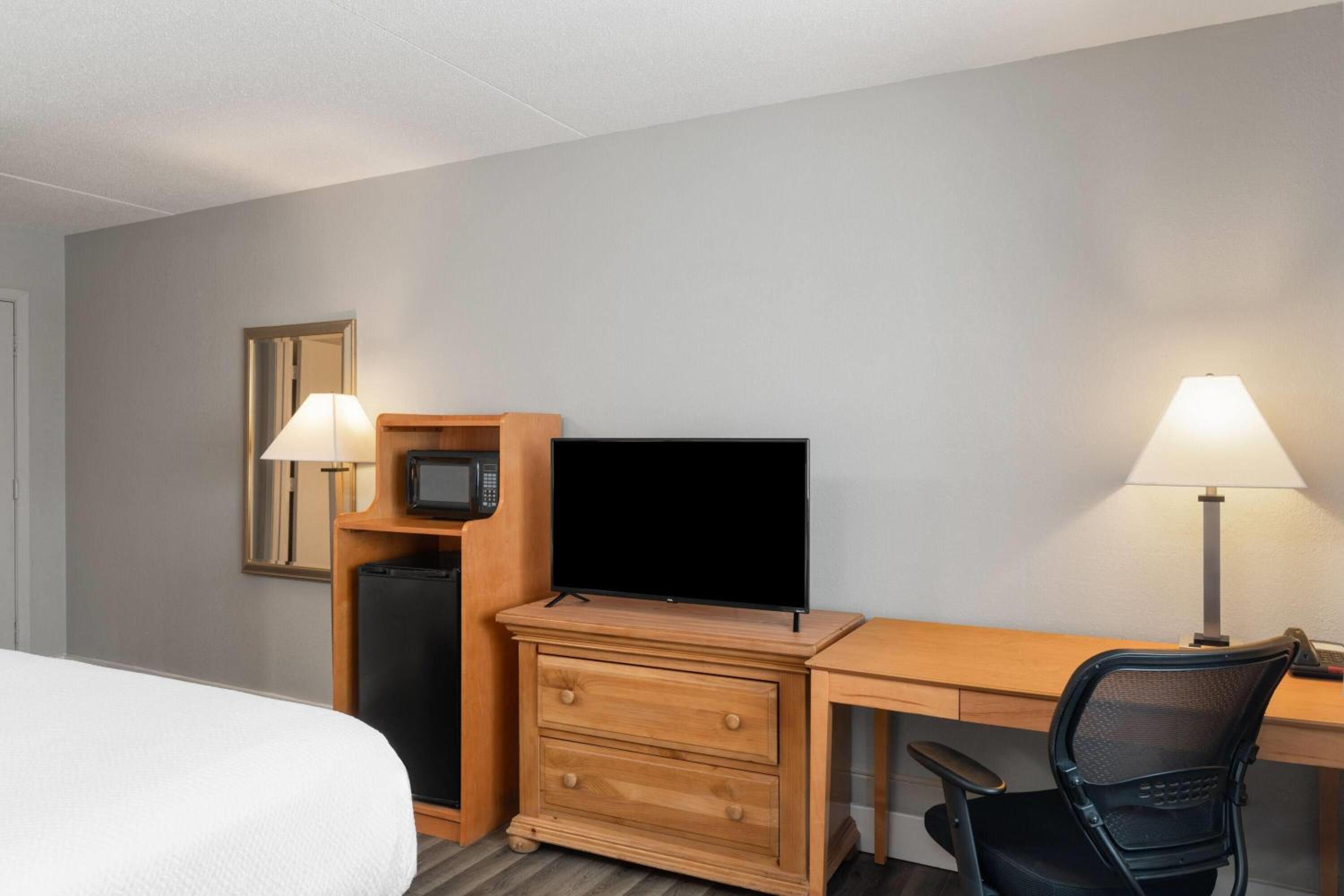 King Room - Non-Smoking - Photo 3