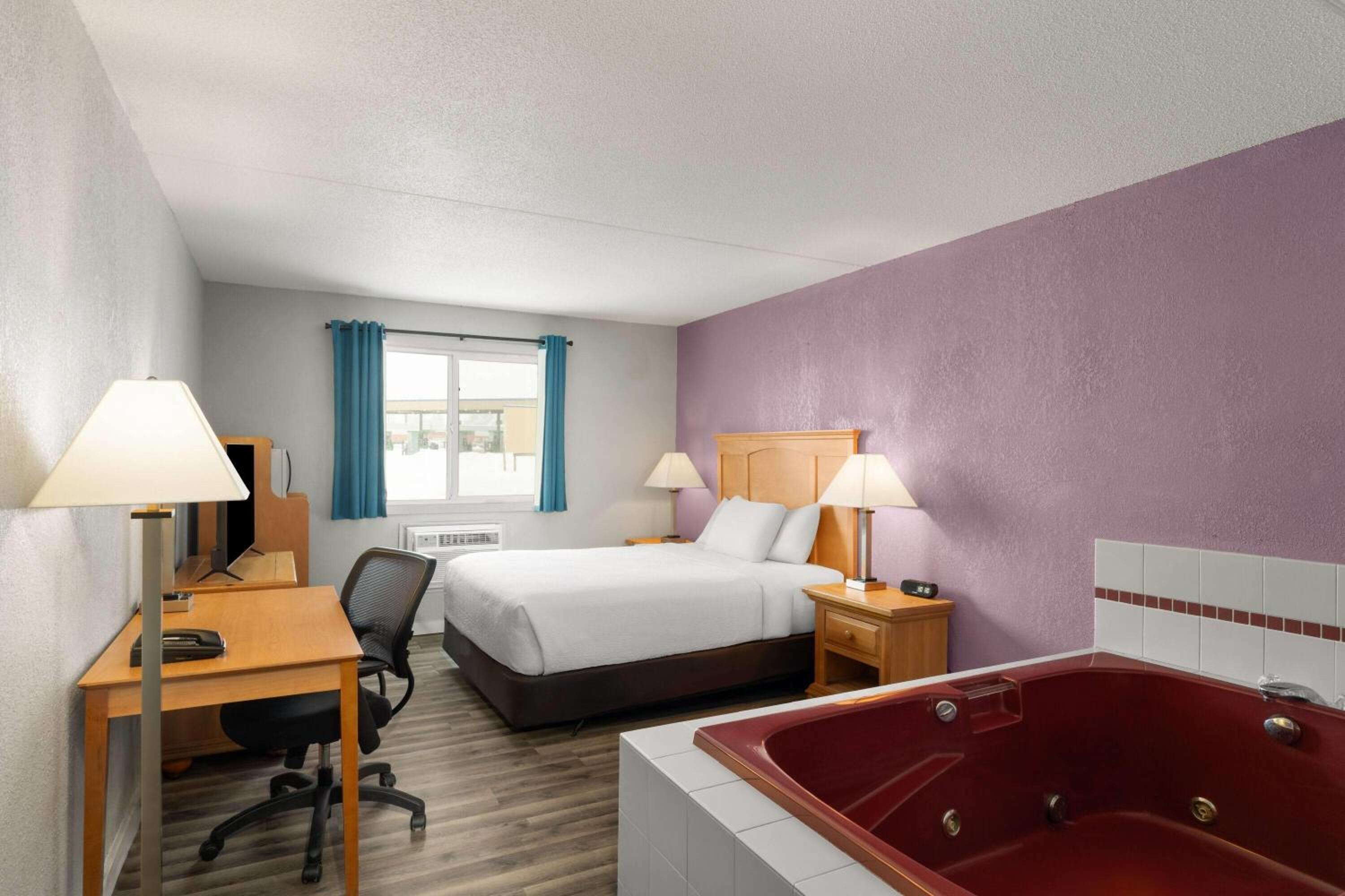 King Suite - Non-Smoking - Photo 2