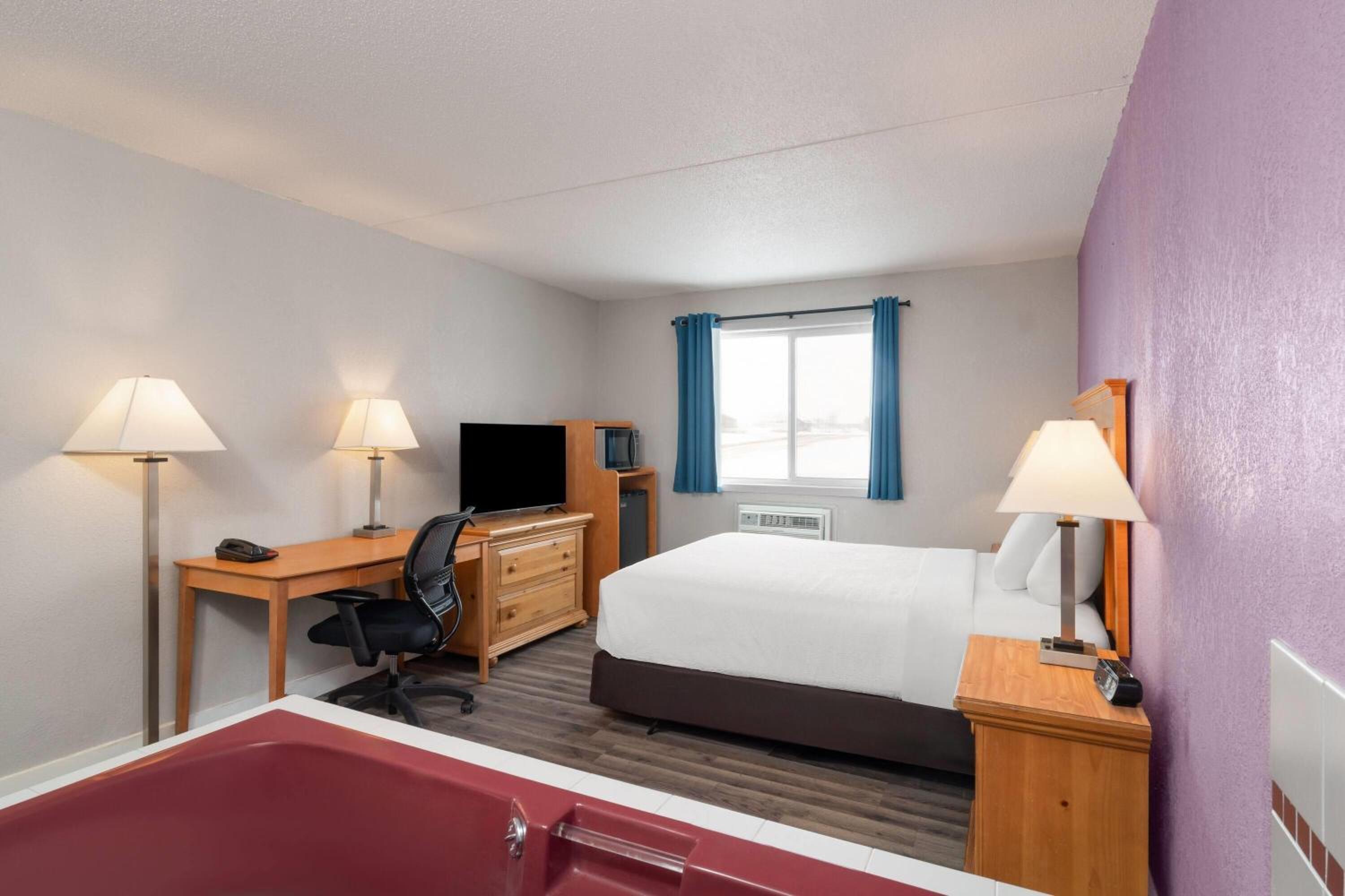 King Suite - Non-Smoking - Photo 3