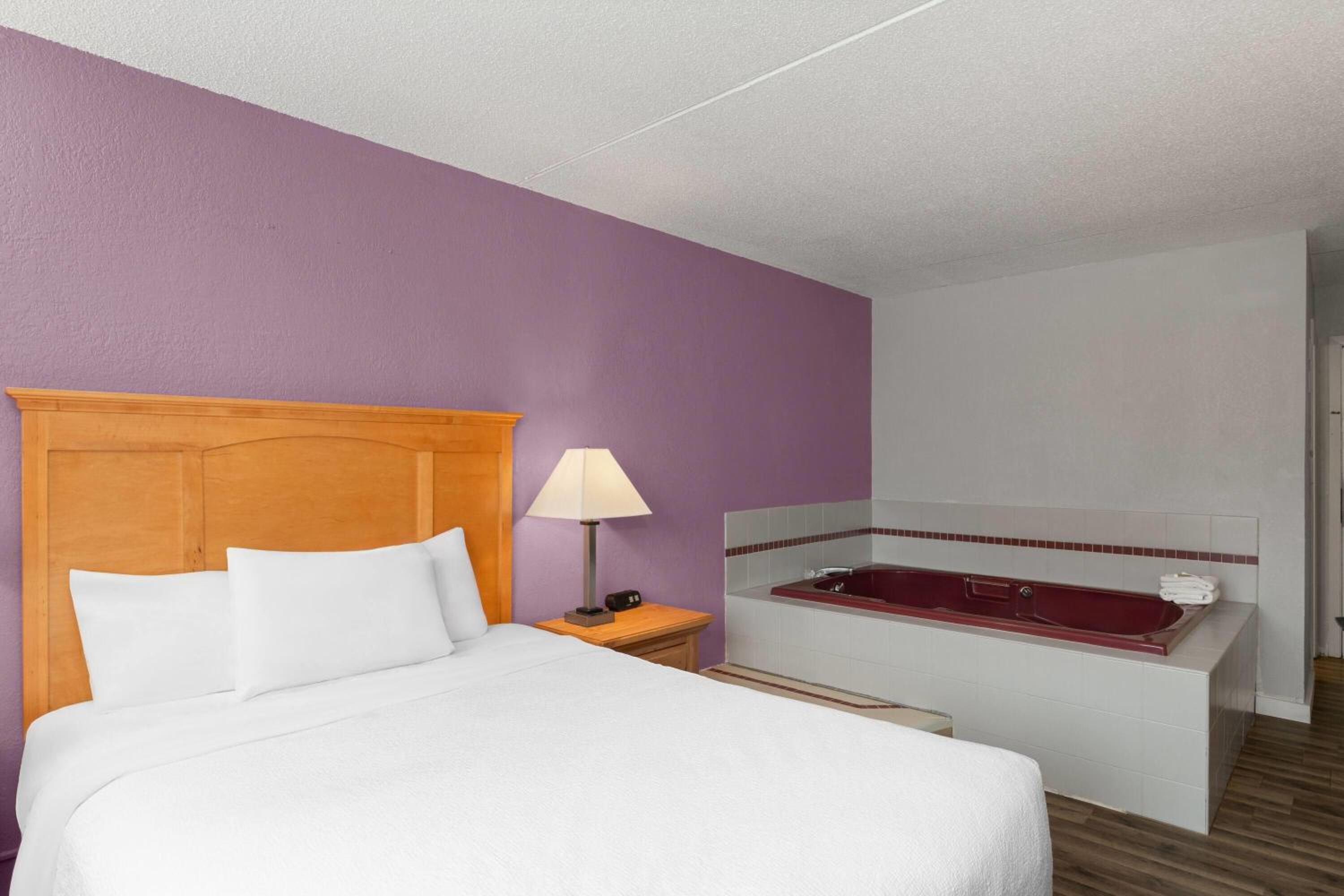 King Suite - Non-Smoking - Photo 5