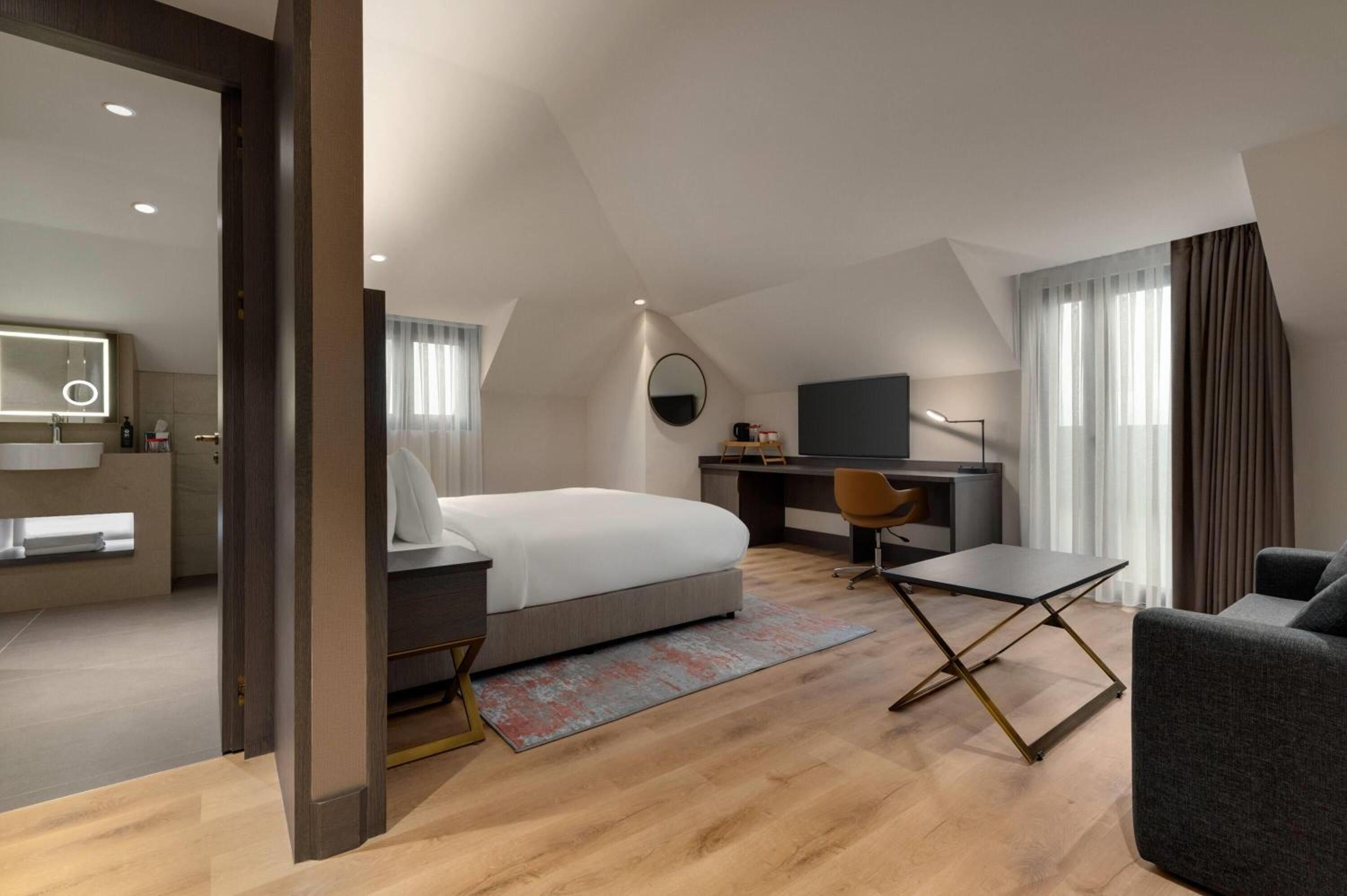 1 King Bed, Premium Room, Jetted Tub