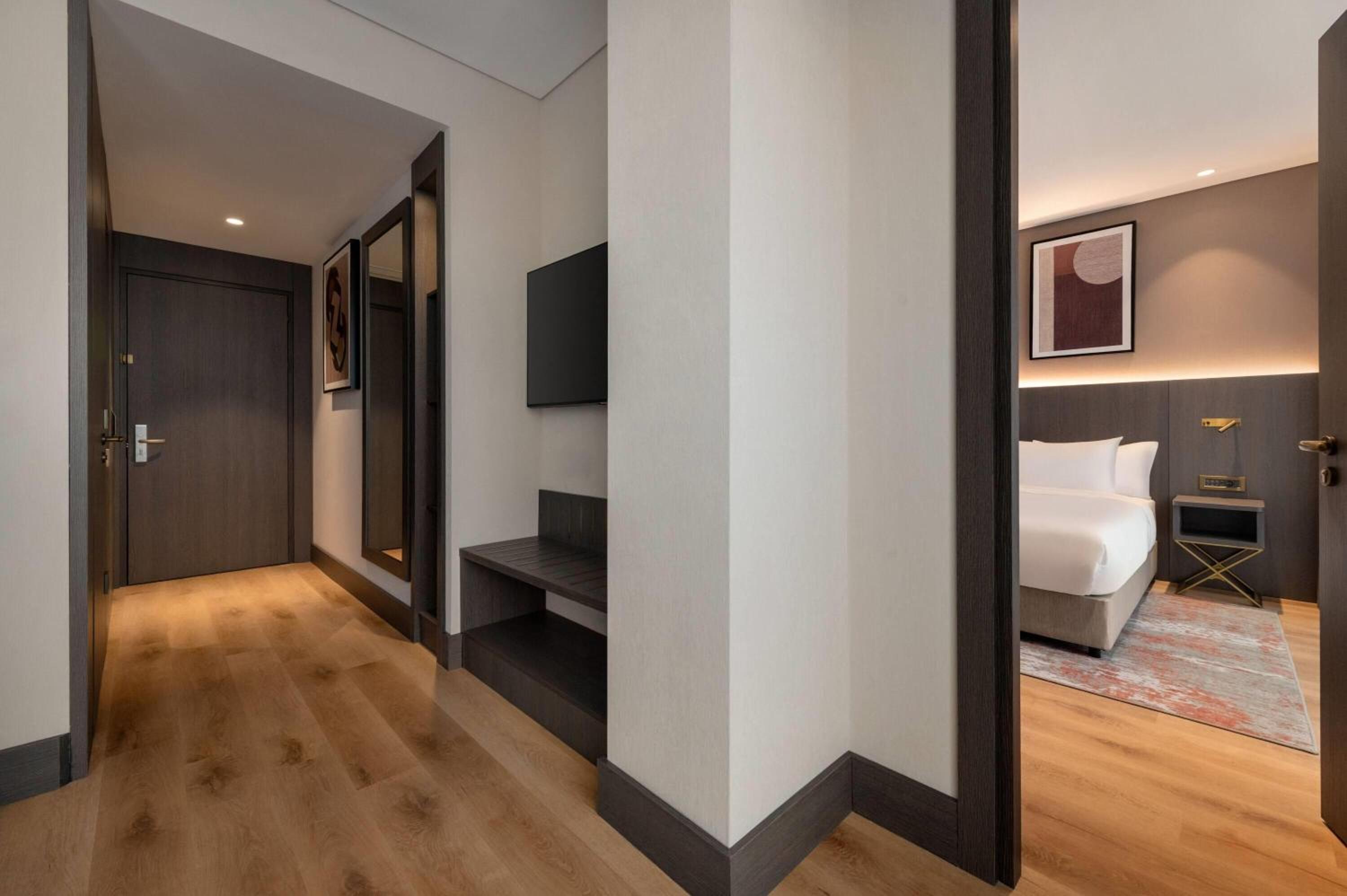 1 King Bed, Suite