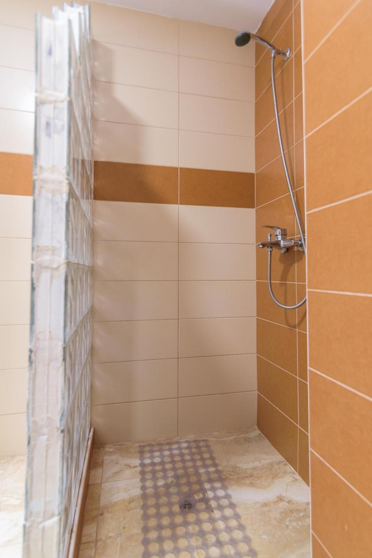 Superior Double Room with Private Bathroom - Photo 8