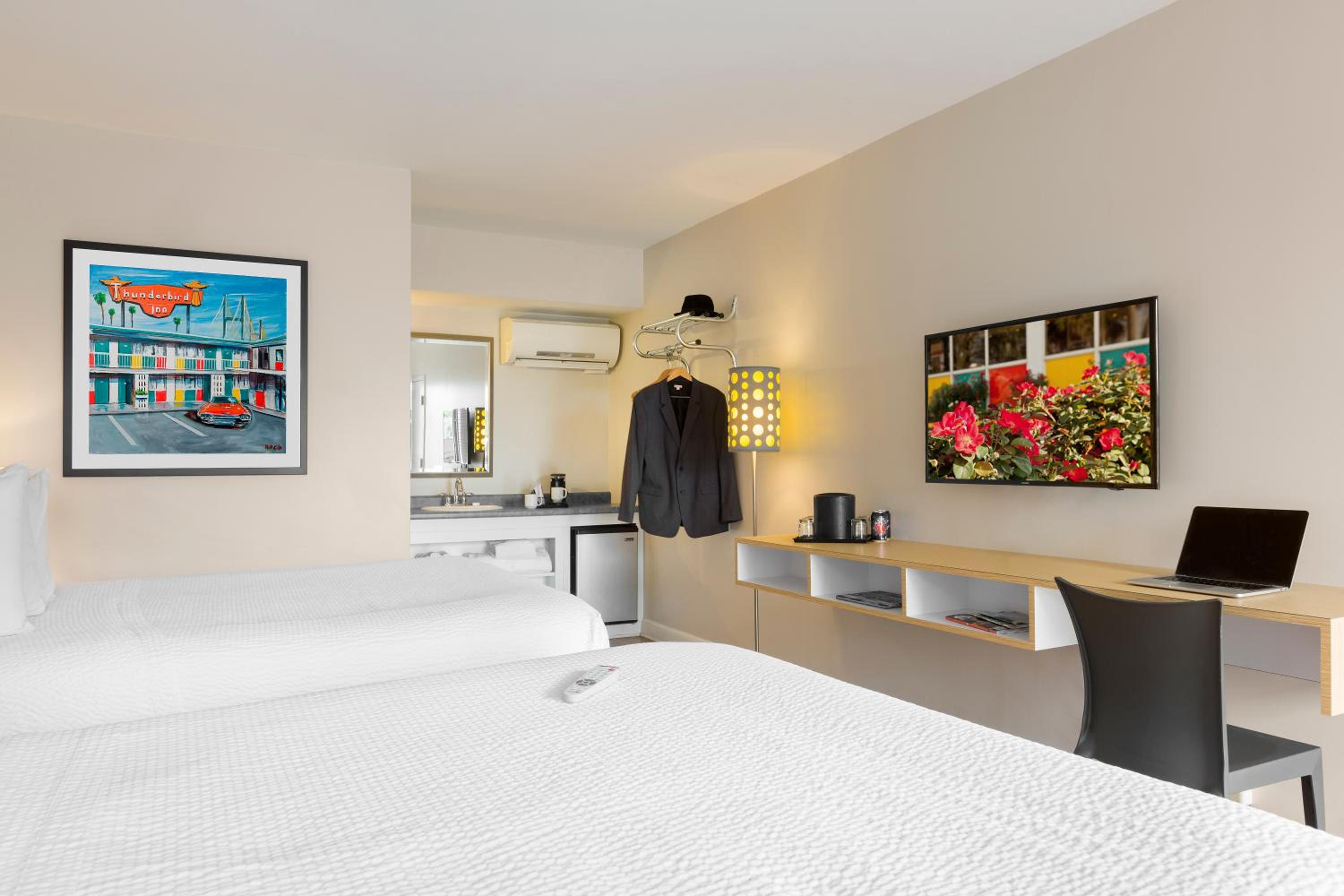 Room with Two Queen Beds - Photo 4