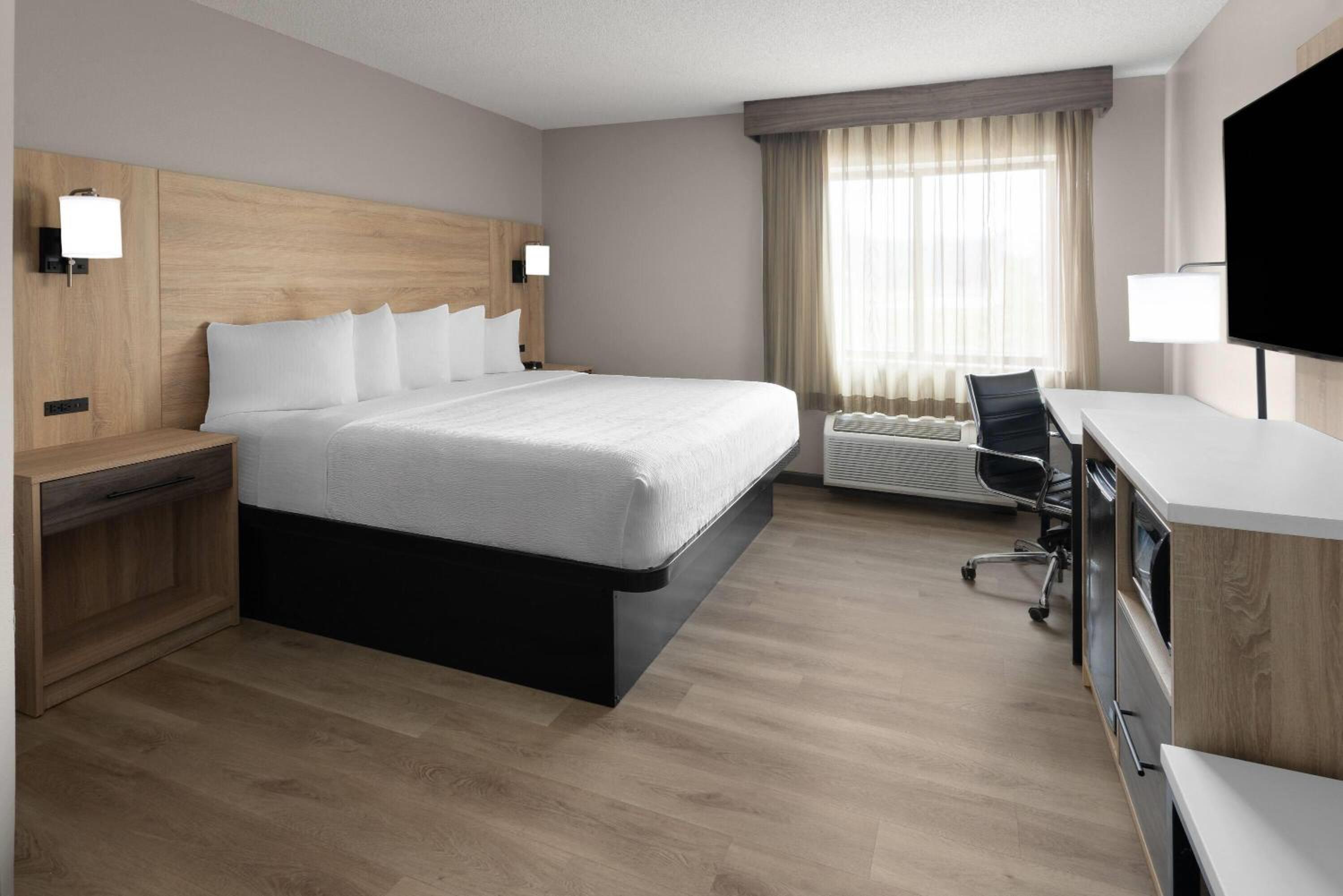 King Room with Bath Tub - Mobility/Hearing Accessible - Non-Smoking - Photo 1