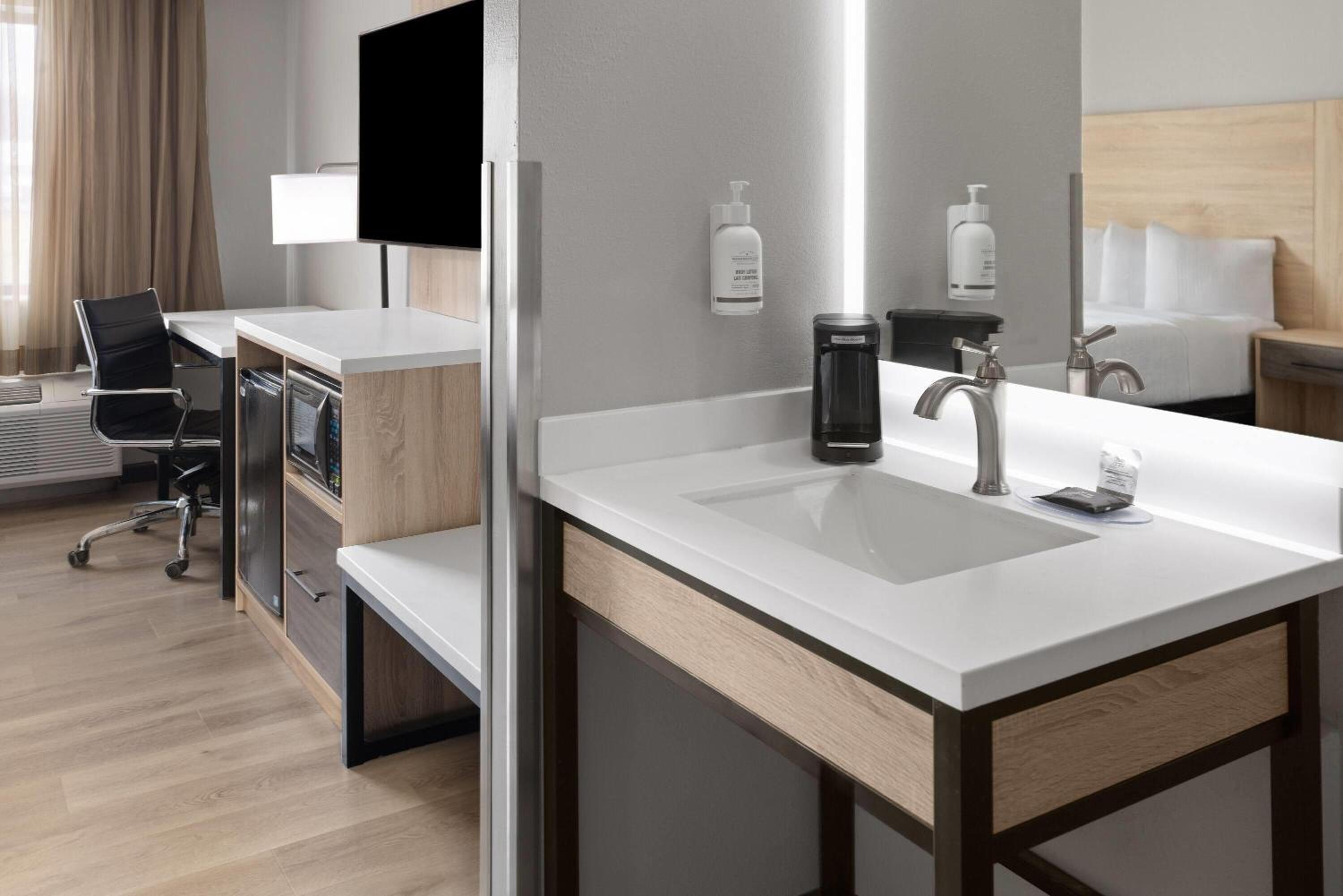 King Room with Bath Tub - Mobility/Hearing Accessible - Non-Smoking - Photo 3