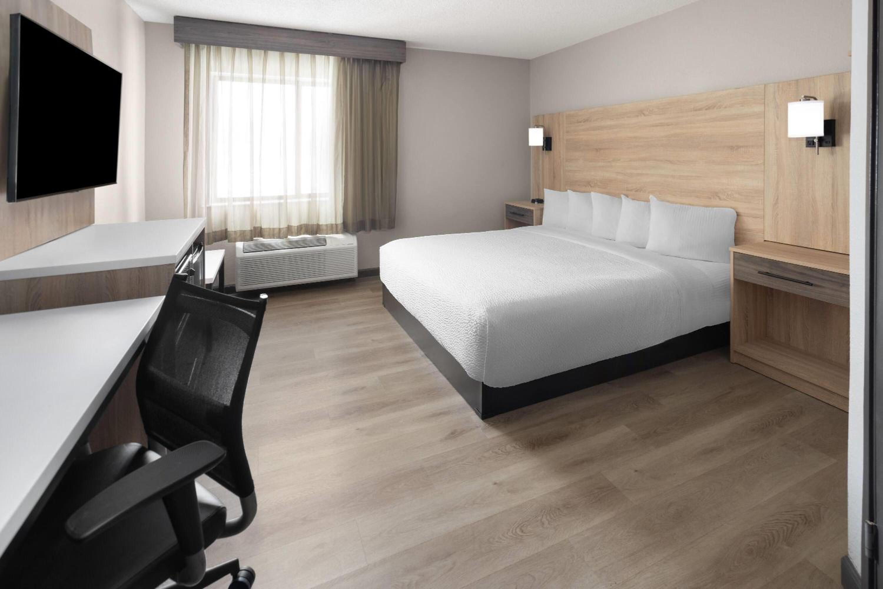King Room with Roll-In Shower - Mobility/Hearing Accessible - Non-Smoking - Photo 3