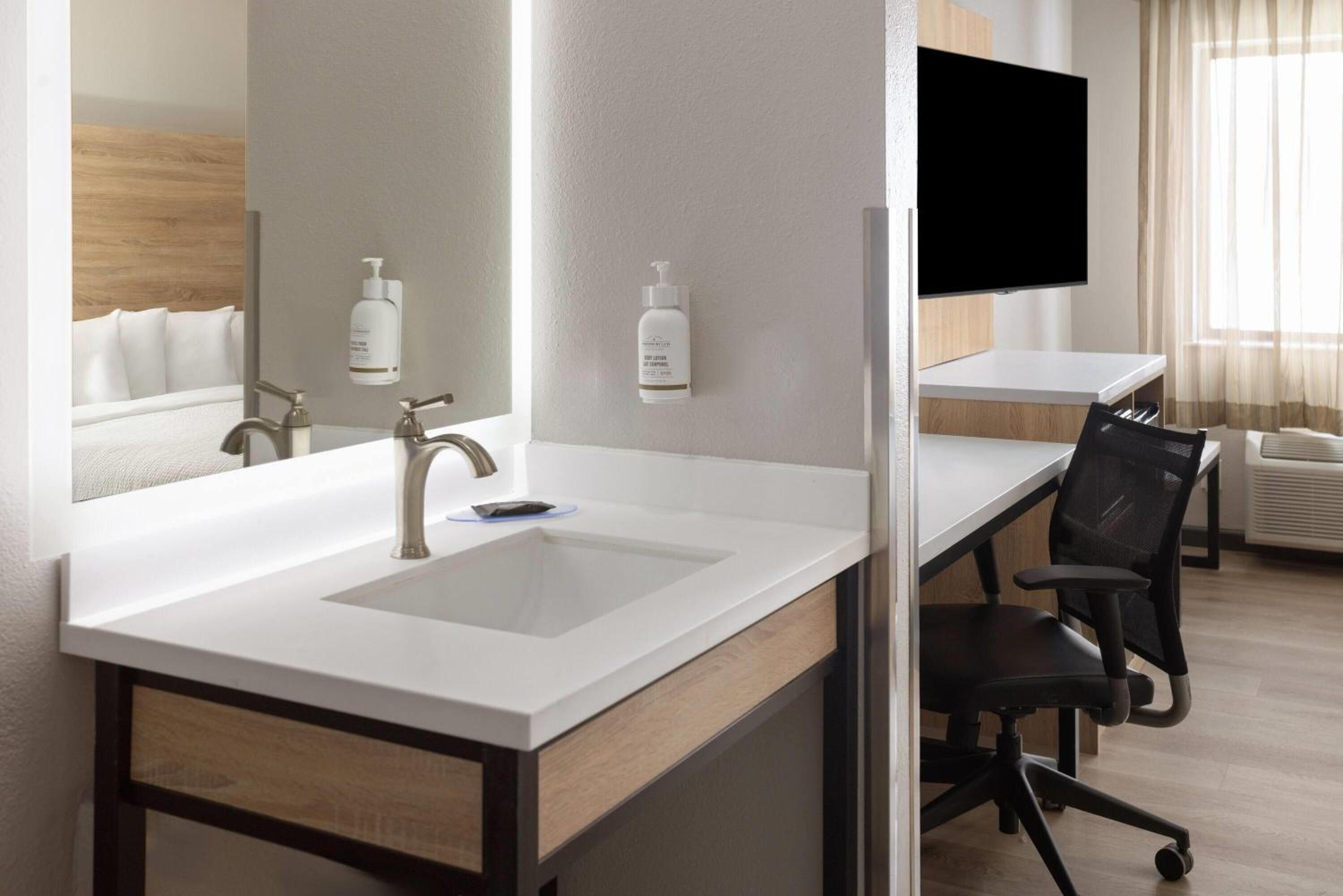King Room with Roll-In Shower - Mobility/Hearing Accessible - Non-Smoking - Photo 4