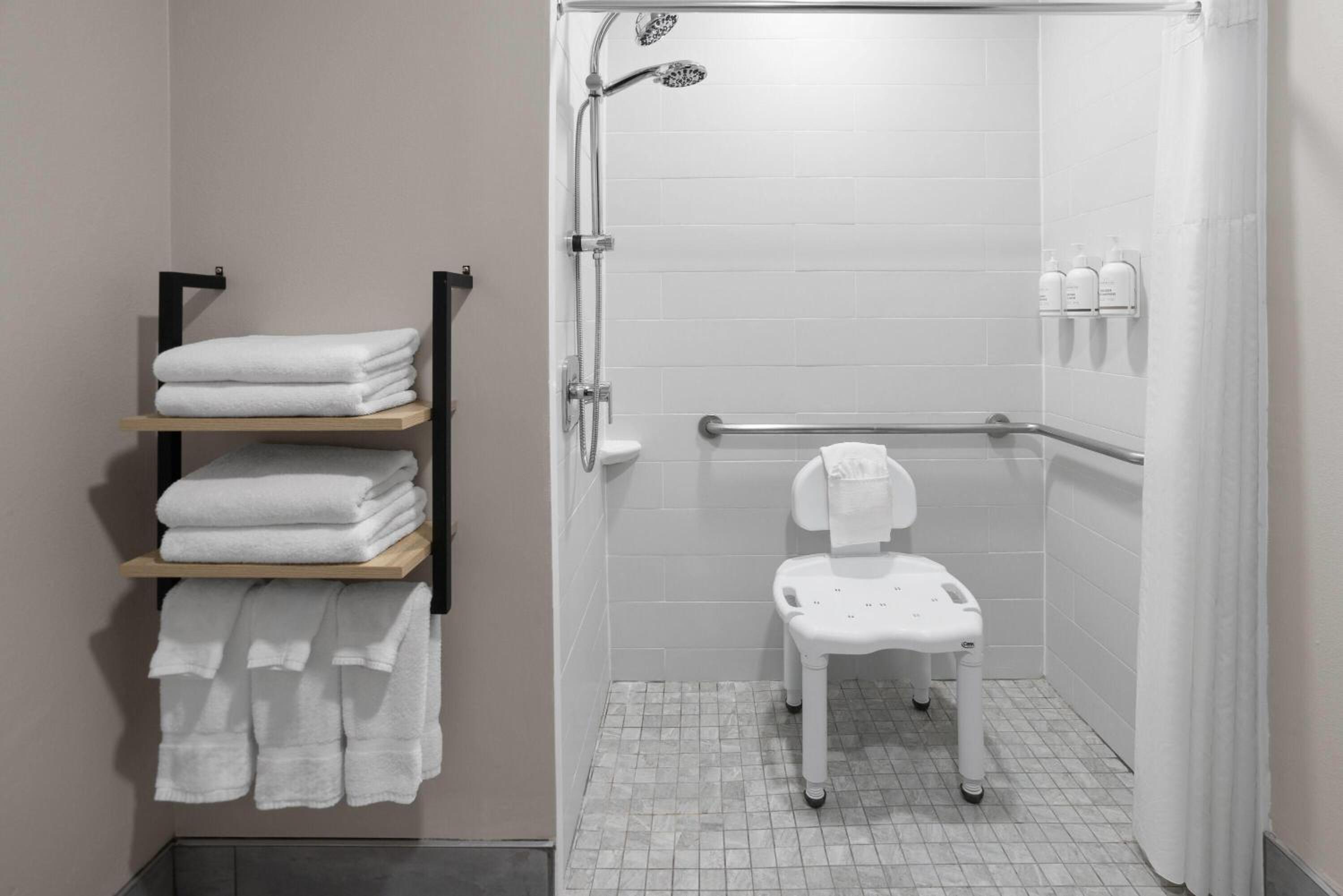 King Room with Roll-In Shower - Mobility/Hearing Accessible - Non-Smoking - Photo 5