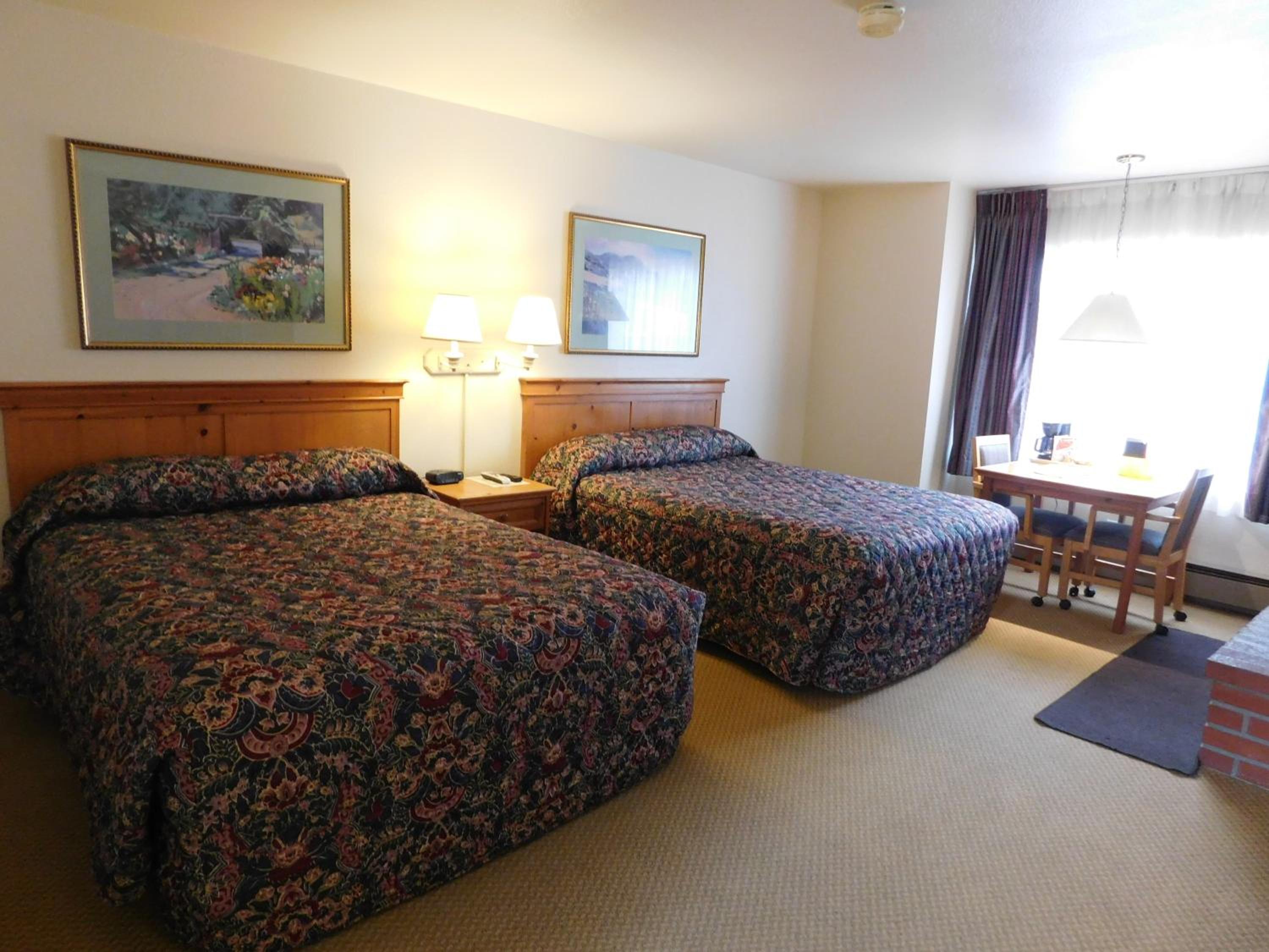 Queen Room with Two Queen Beds - Photo 5
