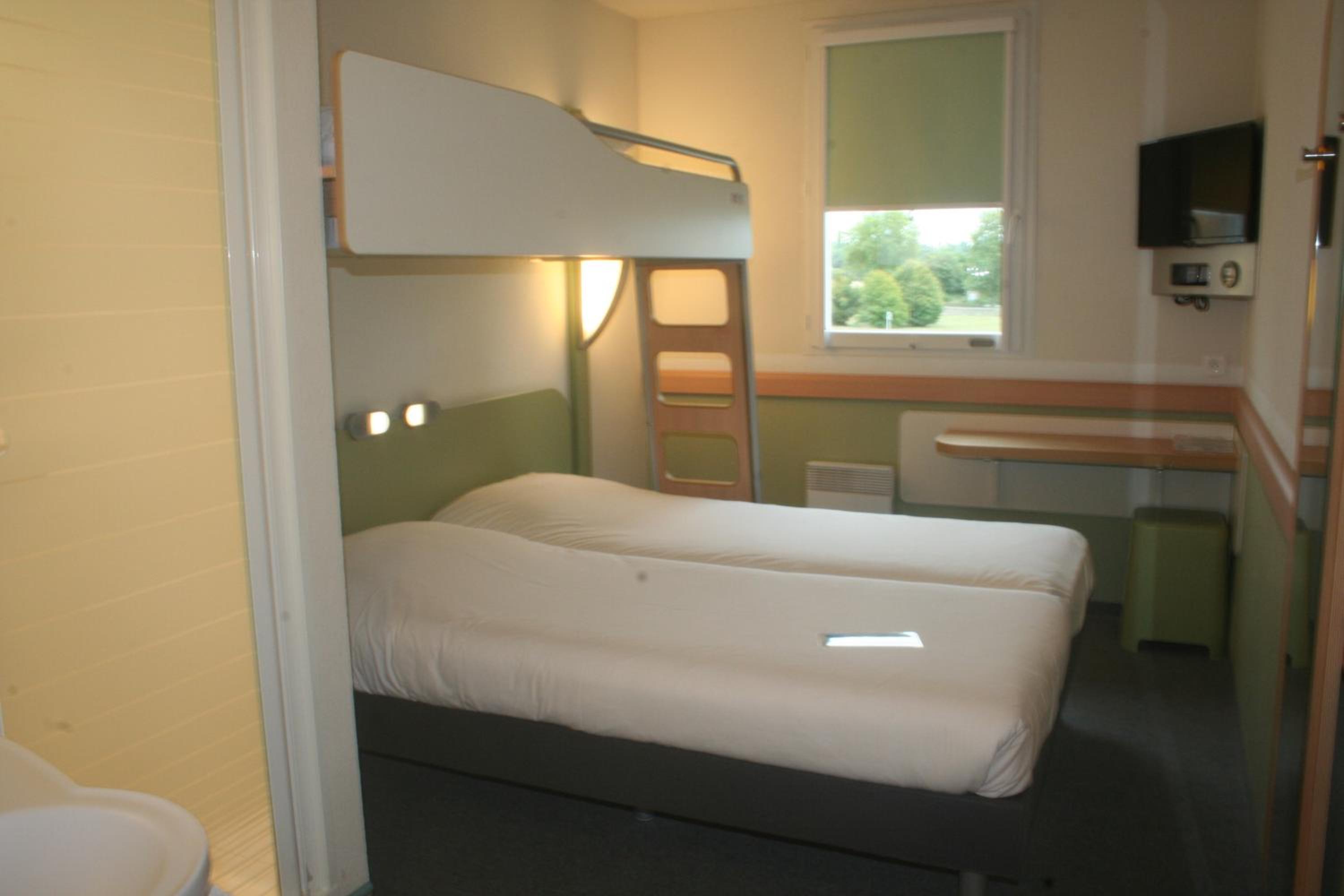 Triple Room with Twin Beds and Bunk Bed - Photo 2
