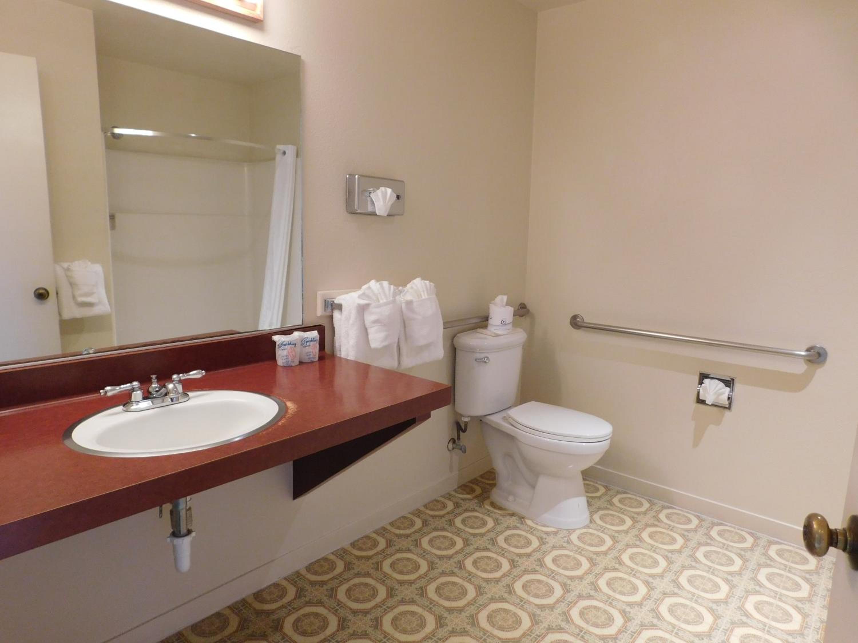 Queen Room with Two Queen Beds - Photo 2