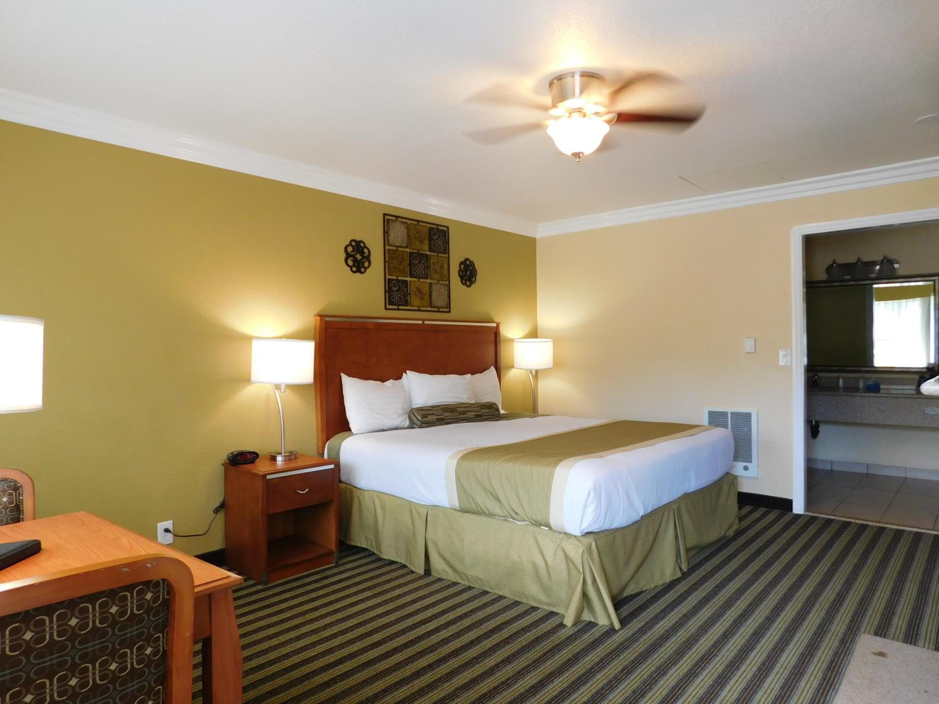 King Room with Fireplace - Photo 1