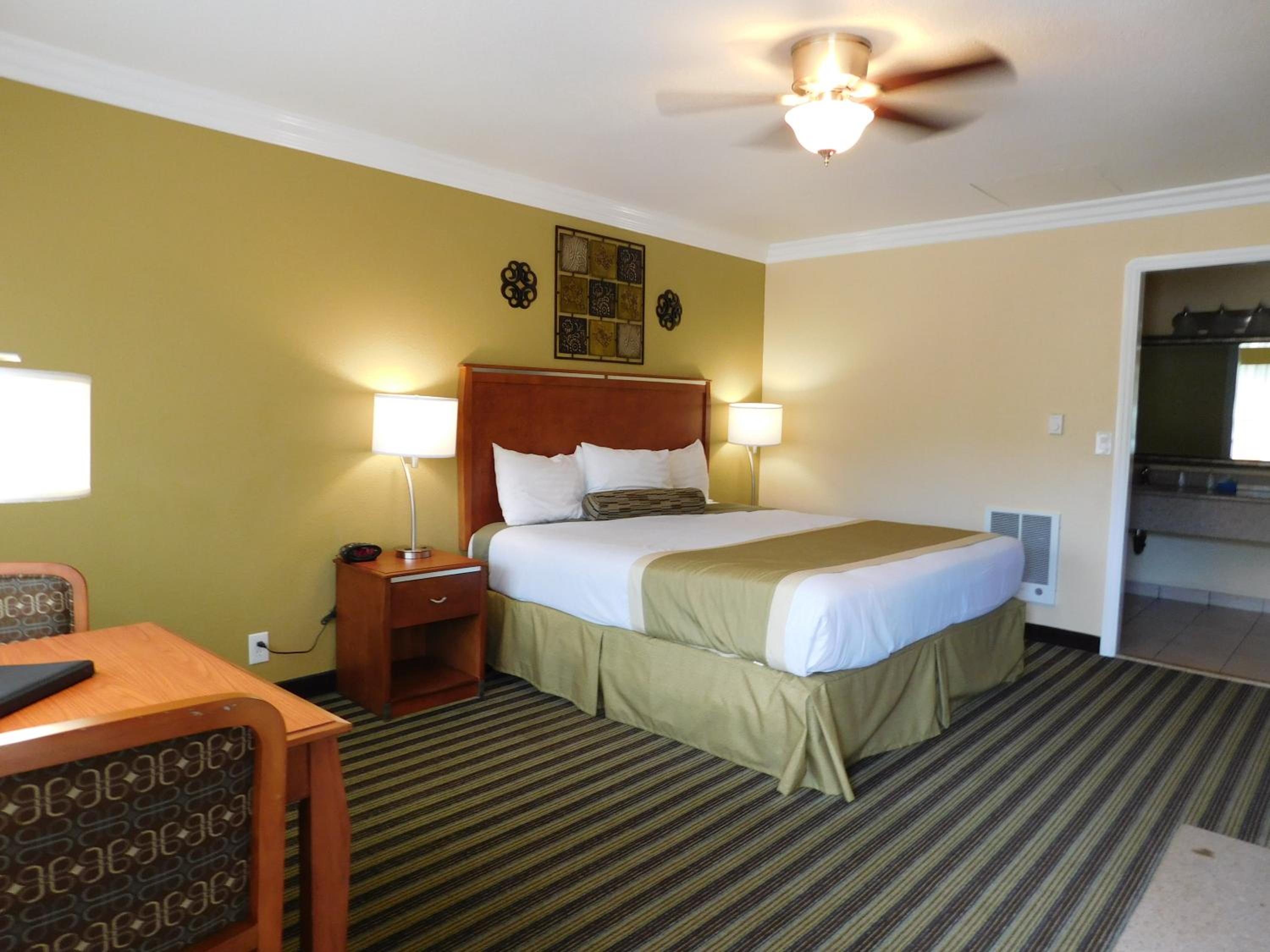 King Room with Fireplace - Photo 4