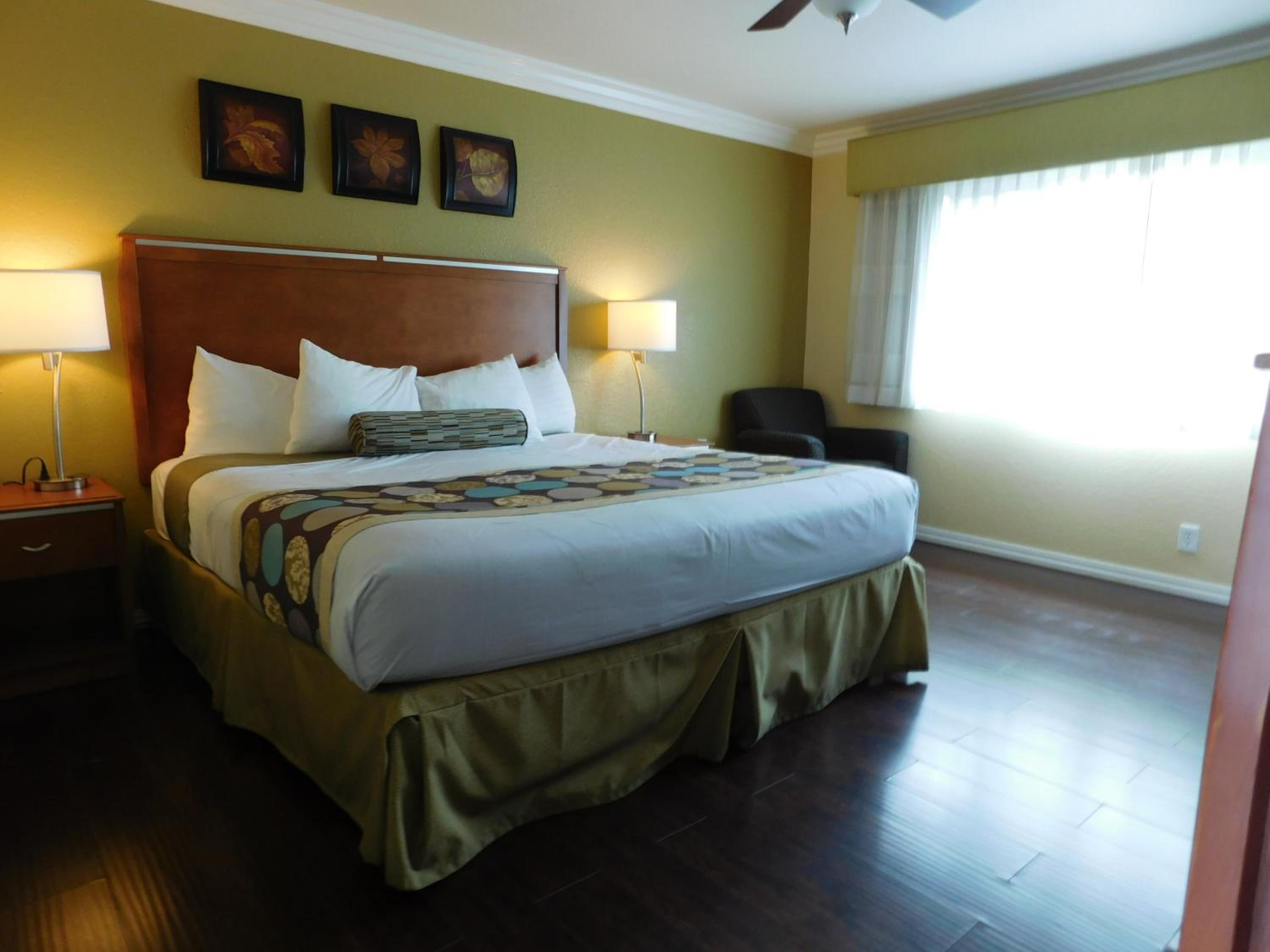 King Room with Fireplace - Photo 3