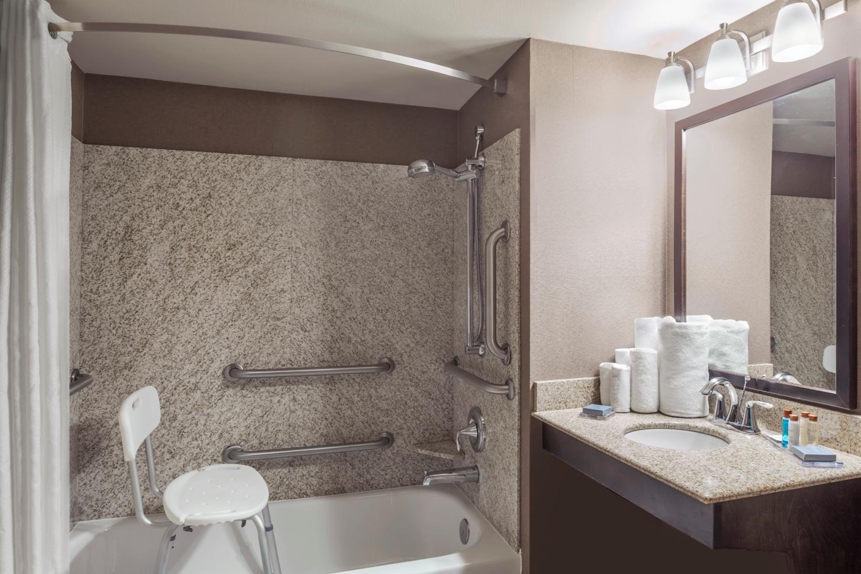 King Room with Bath Tub - Mobility Accessible/Non-Smoking - Photo 5