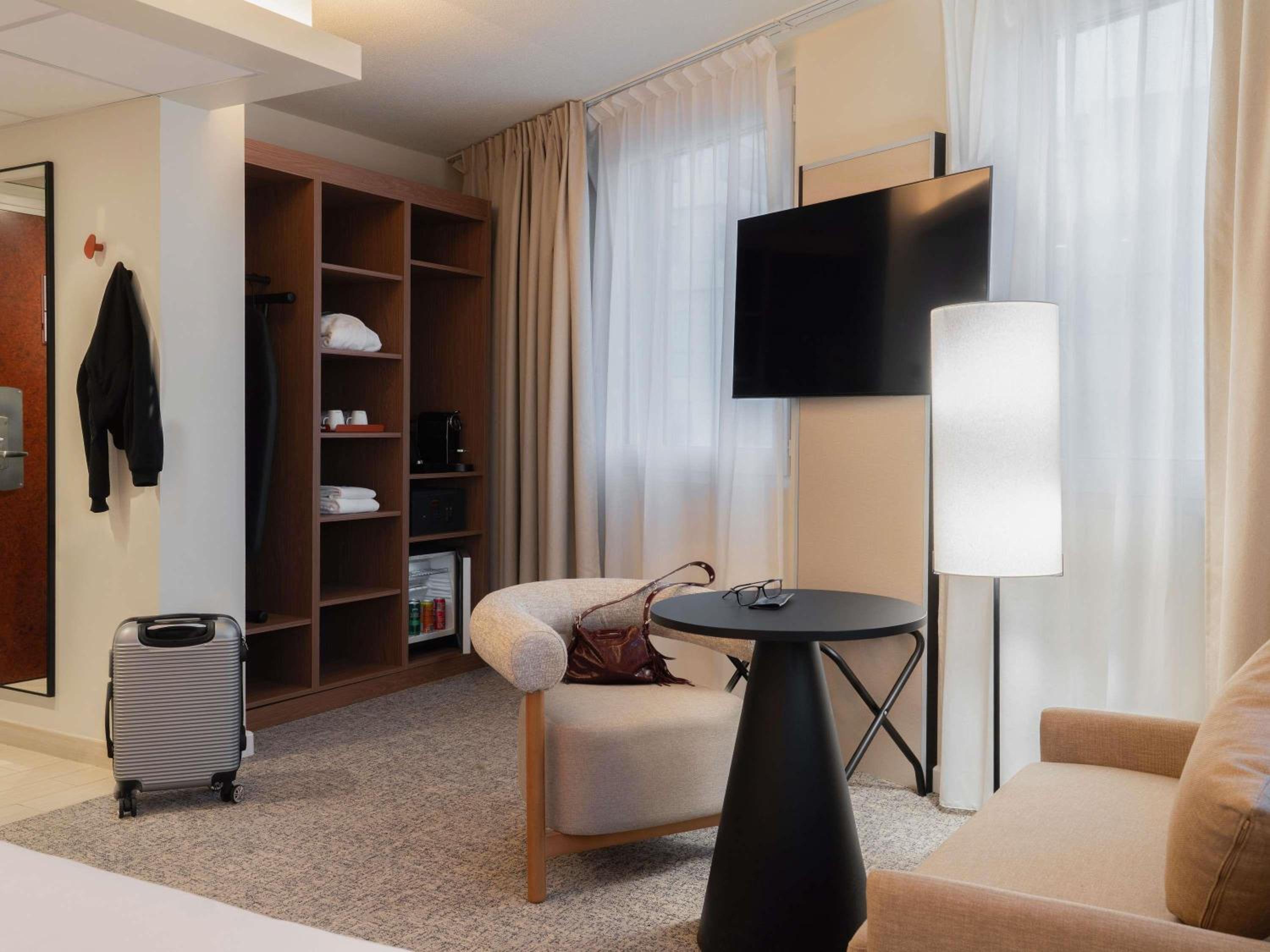 Superior Double Room with Sofa thumbnail 6